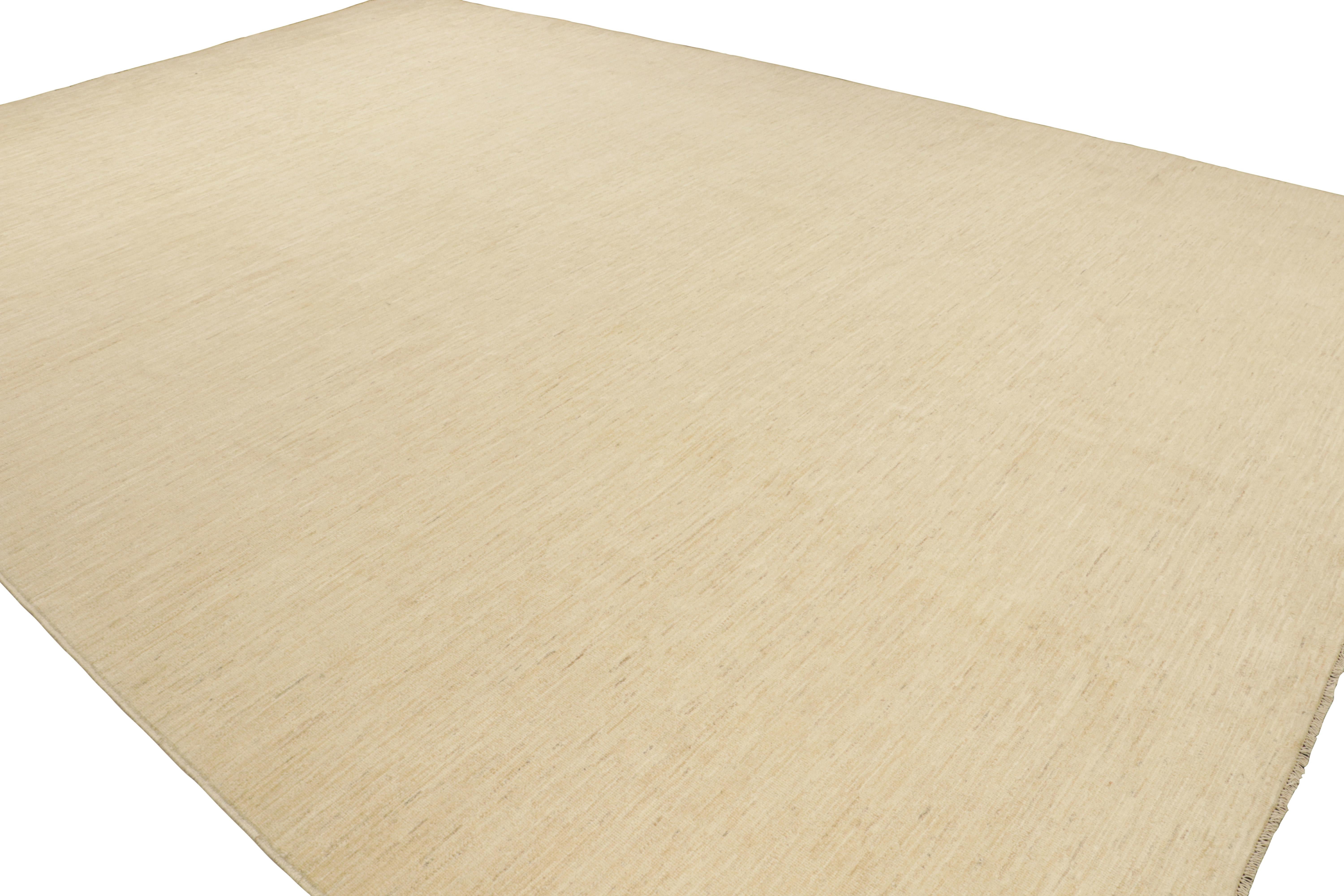 Dieser handgeknüpfte Wollteppich im Format 13x13 in Beige, eine Ergänzung der Rug & Kilim Textural Collection, ist eine originelle Interpretation eines unifarbenen Teppichs, der durch seine subtilen Schlieren für Bewegung sorgt. 

Über das Design: