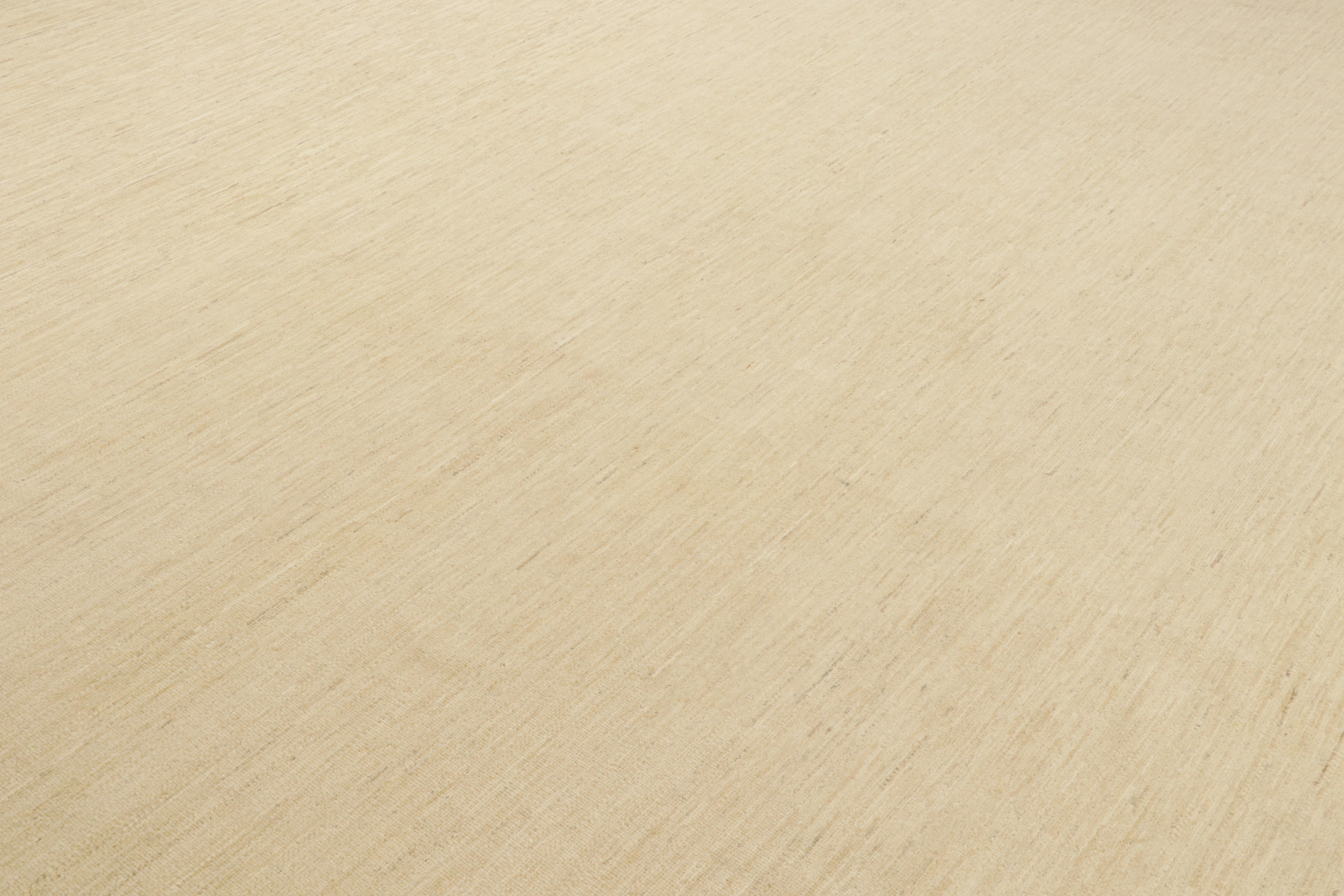 Rug & Kilim's Zeitgenössischer, texturierter, solider Teppich in Beige (Afghanisch) im Angebot