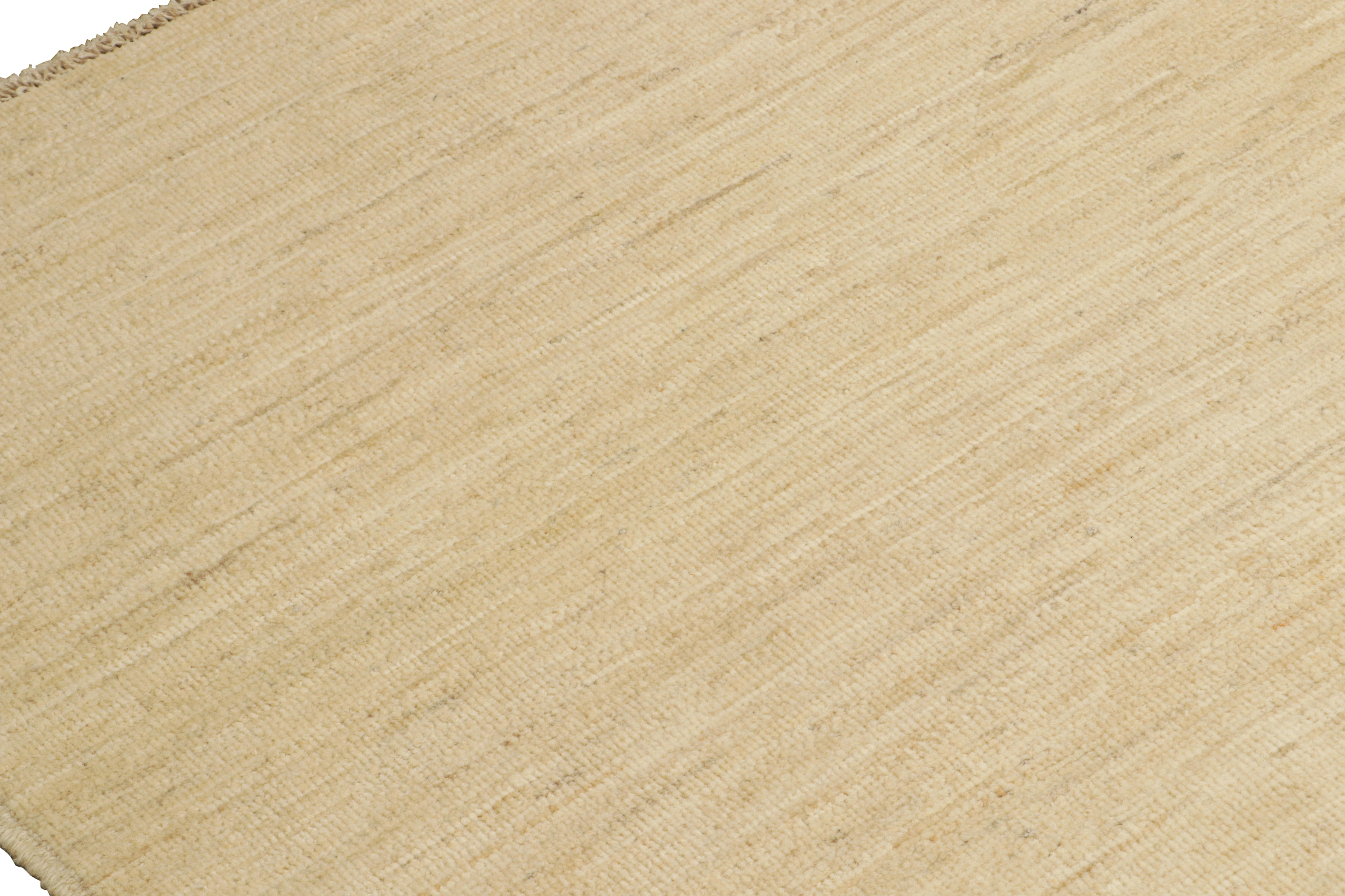 Rug & Kilim's Zeitgenössischer, texturierter, solider Teppich in Beige (Handgeknüpft) im Angebot