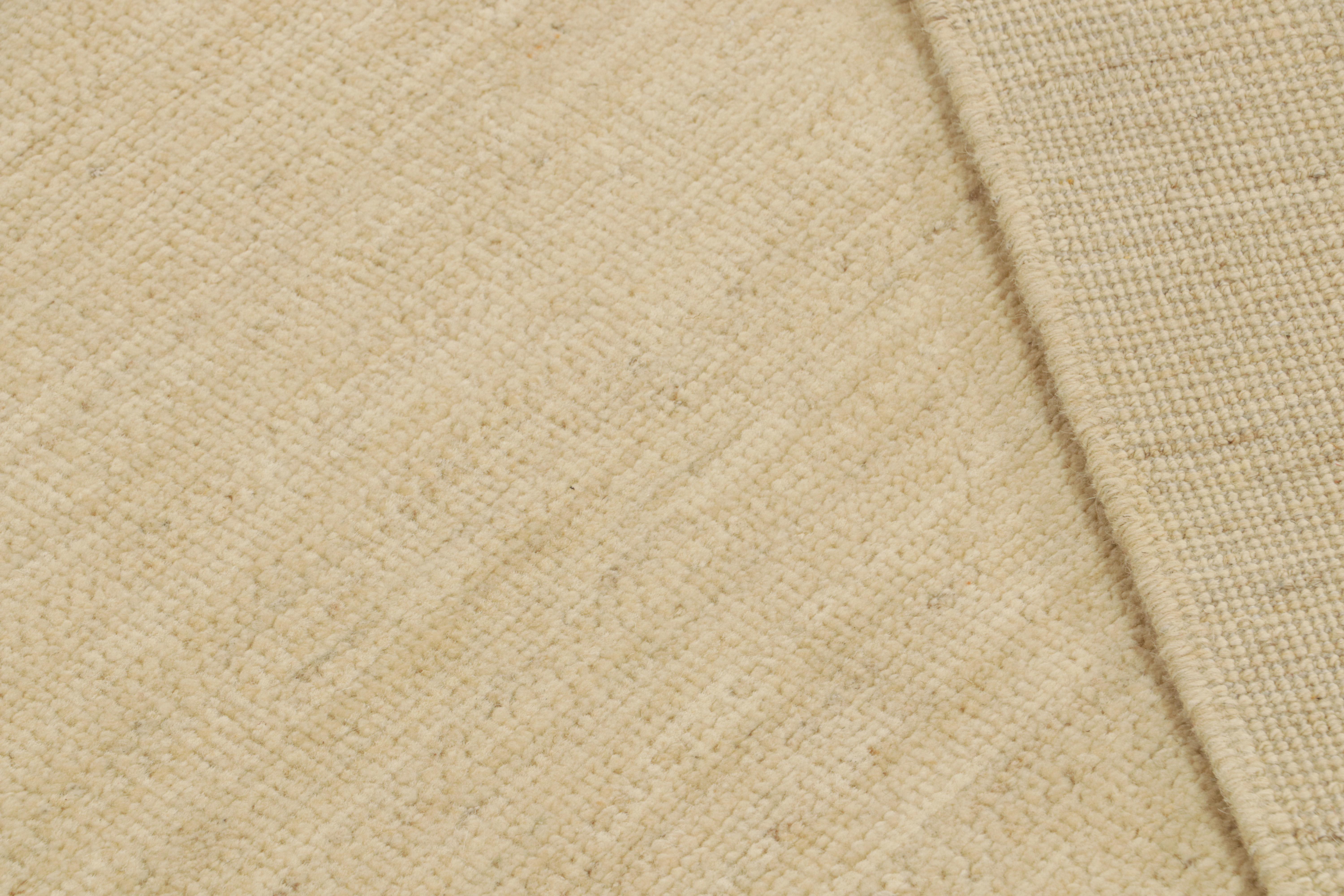 Rug & Kilim's Zeitgenössischer, texturierter, solider Teppich in Beige im Zustand „Neu“ im Angebot in Long Island City, NY