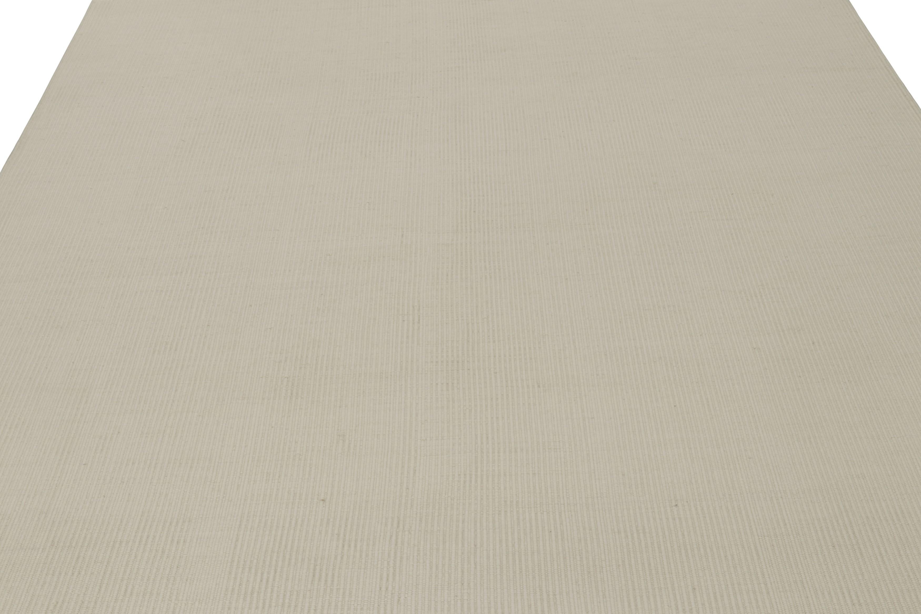 Dieser handgeknüpfte Wollteppich in der Größe 7x10 ist die neueste Ergänzung der Rug & Kilim Textural Collection, die mit ihren subtilen Streifen eine originelle Interpretation von soliden Teppichen bietet.

Über das Design: 

Unsere texturierte
