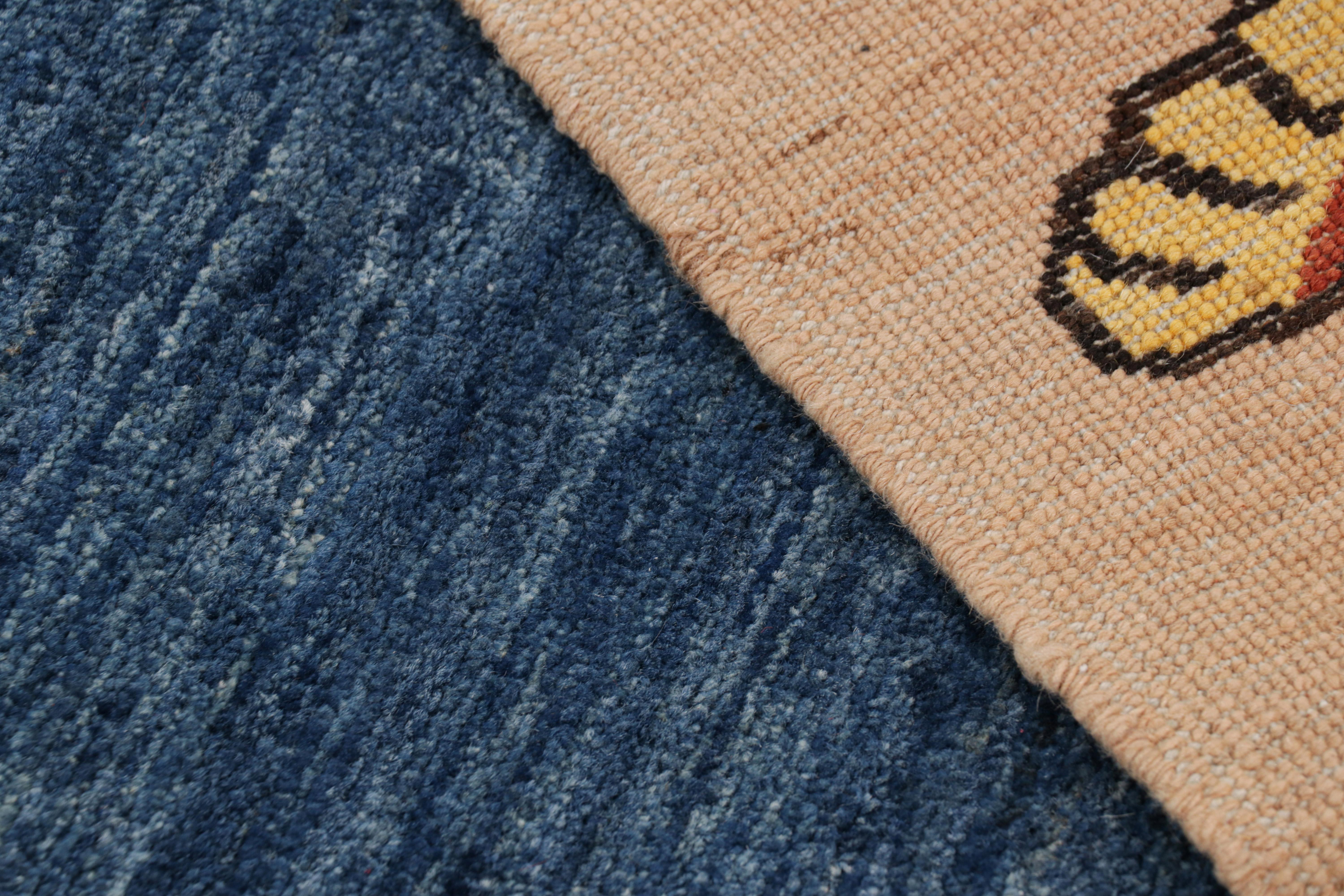 Rug & Kilim's Contemporary Tiger Bildteppich in Beige-, Blau- und Rot-Tönen (21. Jahrhundert und zeitgenössisch) im Angebot