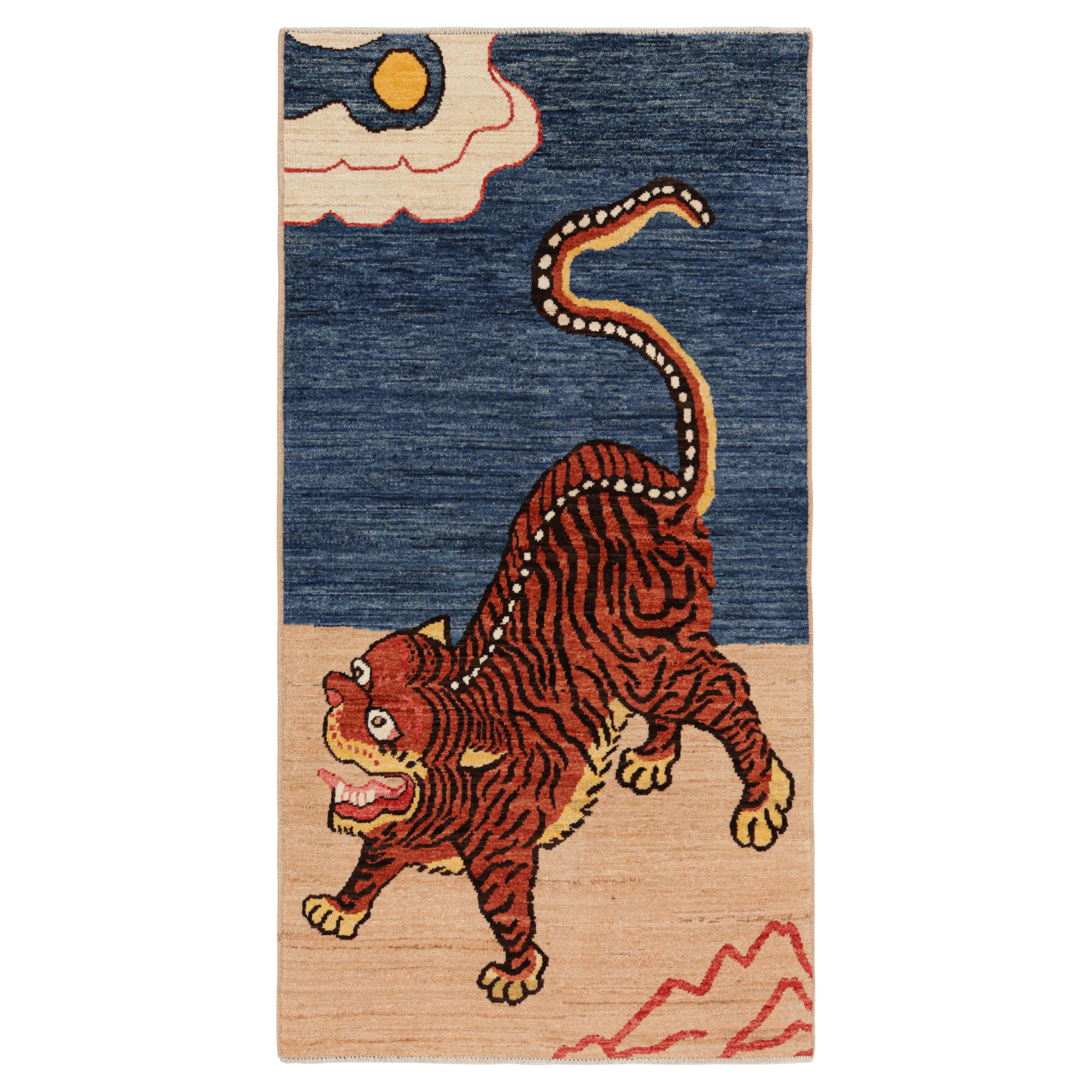 Rug & Kilim: Tappeto contemporaneo raffigurante una tigre, nei toni del beige, del blu e del rosso.