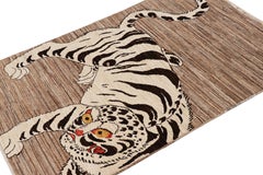 Rug & Kilim: Tappeto contemporaneo raffigurante una tigre, nei toni del beige-marrone e del nero.