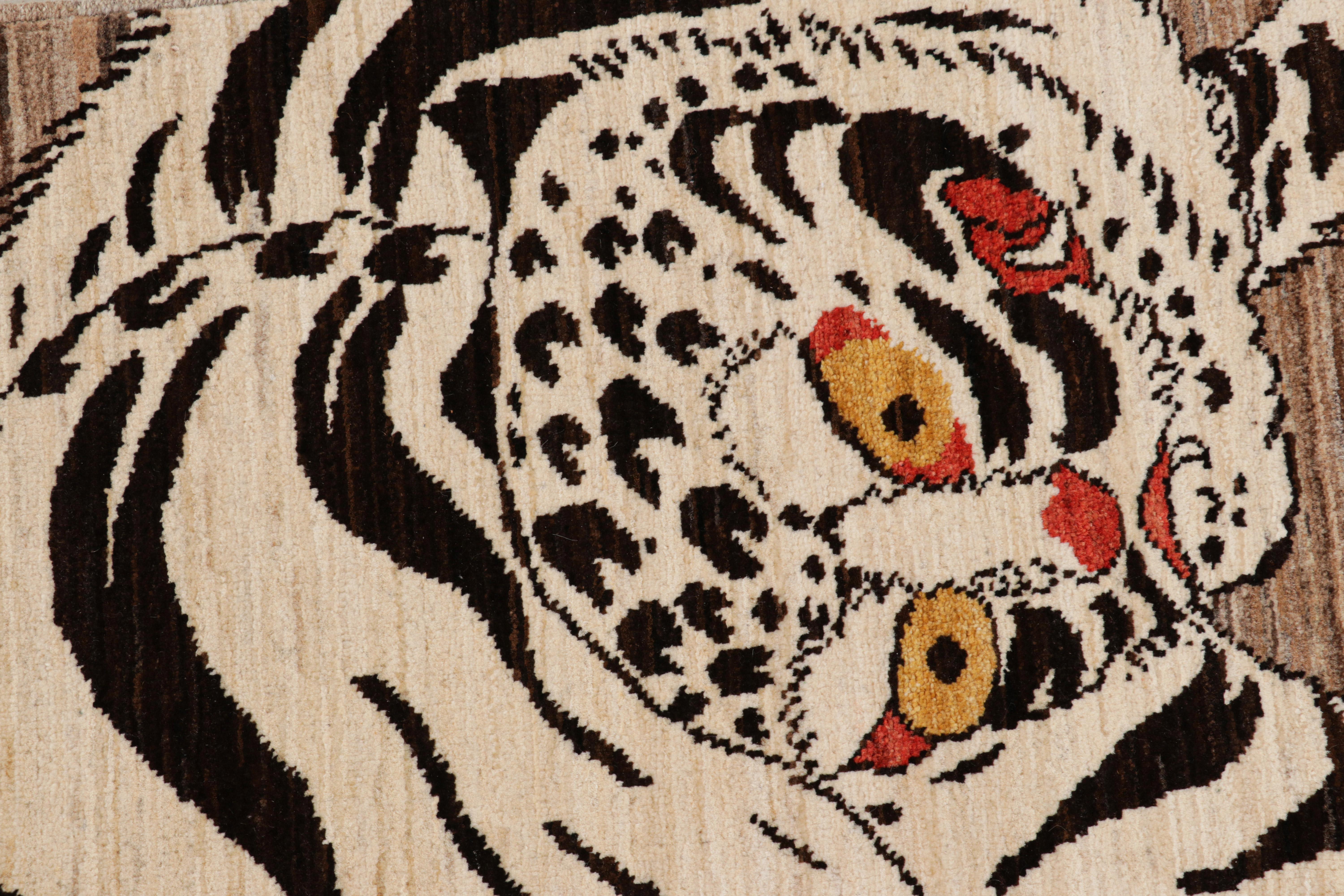Moderne Rug & Kilim's Contemporary Tiger Pictorial Rug in Beige-Brown and Black Tones (Tapis pictural contemporain en forme de tigre dans les tons beige-brun et noir) en vente