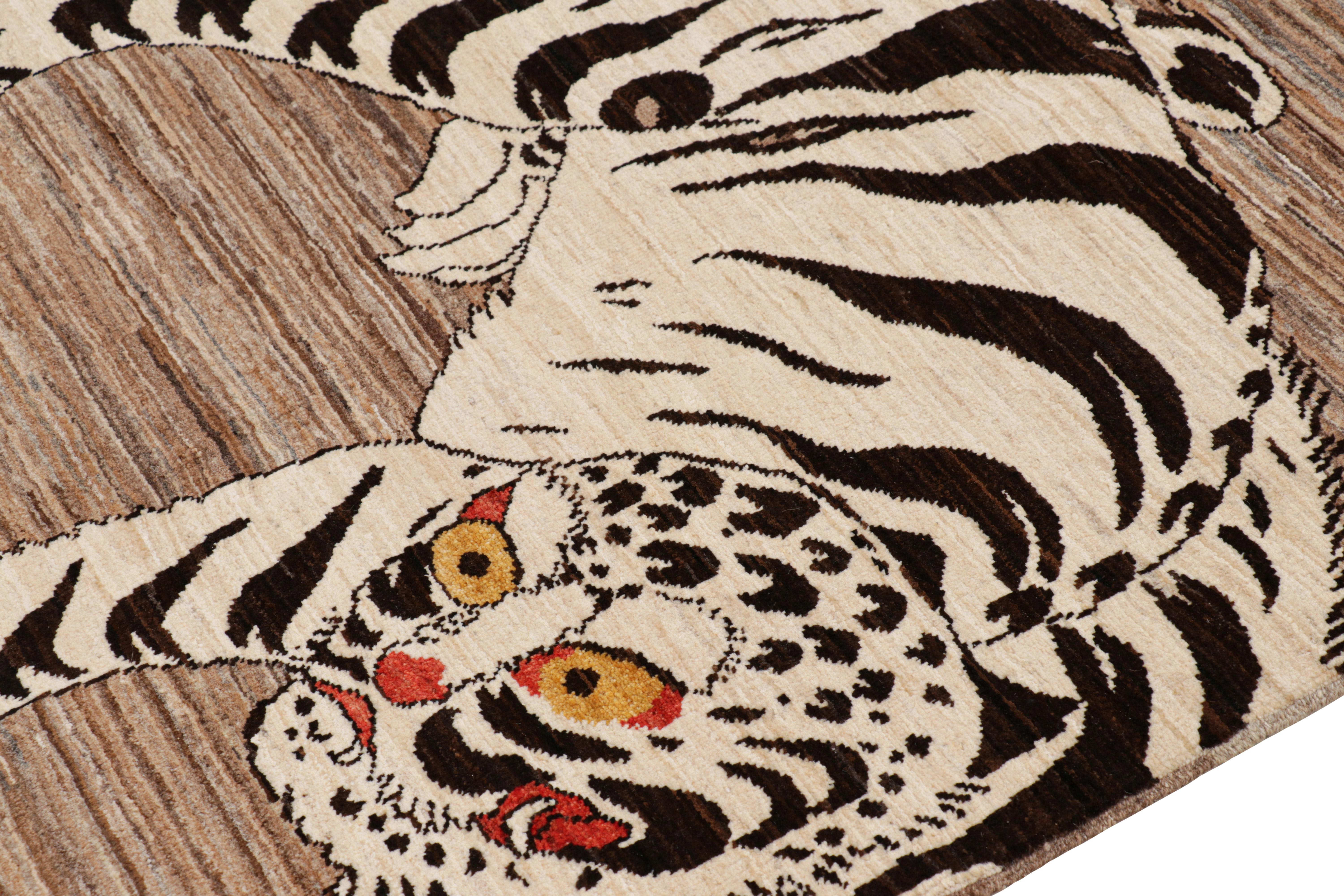 Noué à la main Rug & Kilim's Contemporary Tiger Pictorial Rug in Beige-Brown and Black Tones (Tapis pictural contemporain en forme de tigre dans les tons beige-brun et noir) en vente