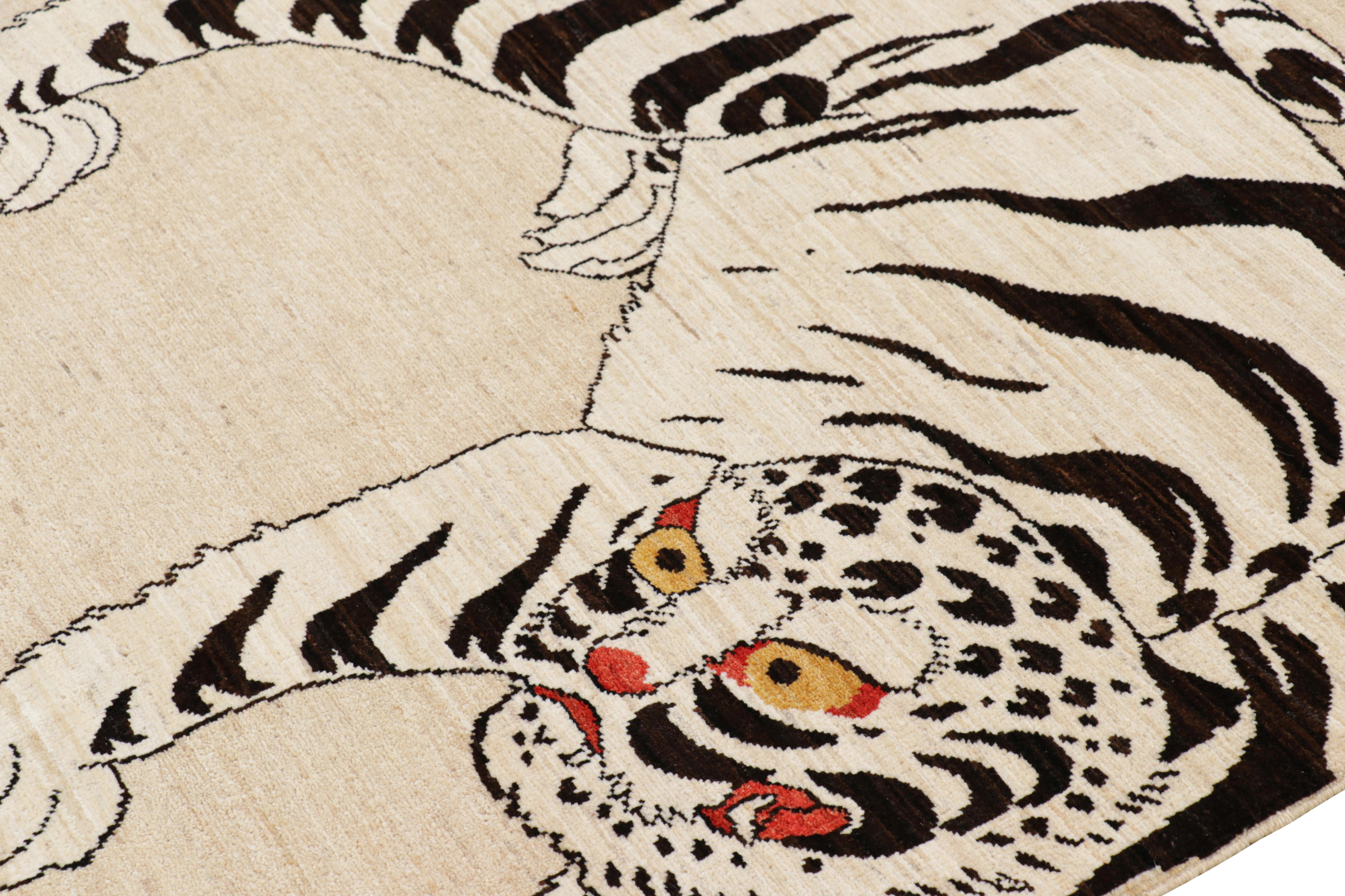 Dieser handgeknüpfte Wollteppich mit Tiger-Motiv im Format 4x5 ist eine kühne Ergänzung der Rug & Kilim Tiger Teppiche aus der Modern Classics Collection. 

Über das Design: 

Dieser Teppich greift auf bildliche Darstellungen von weißen Tigern in