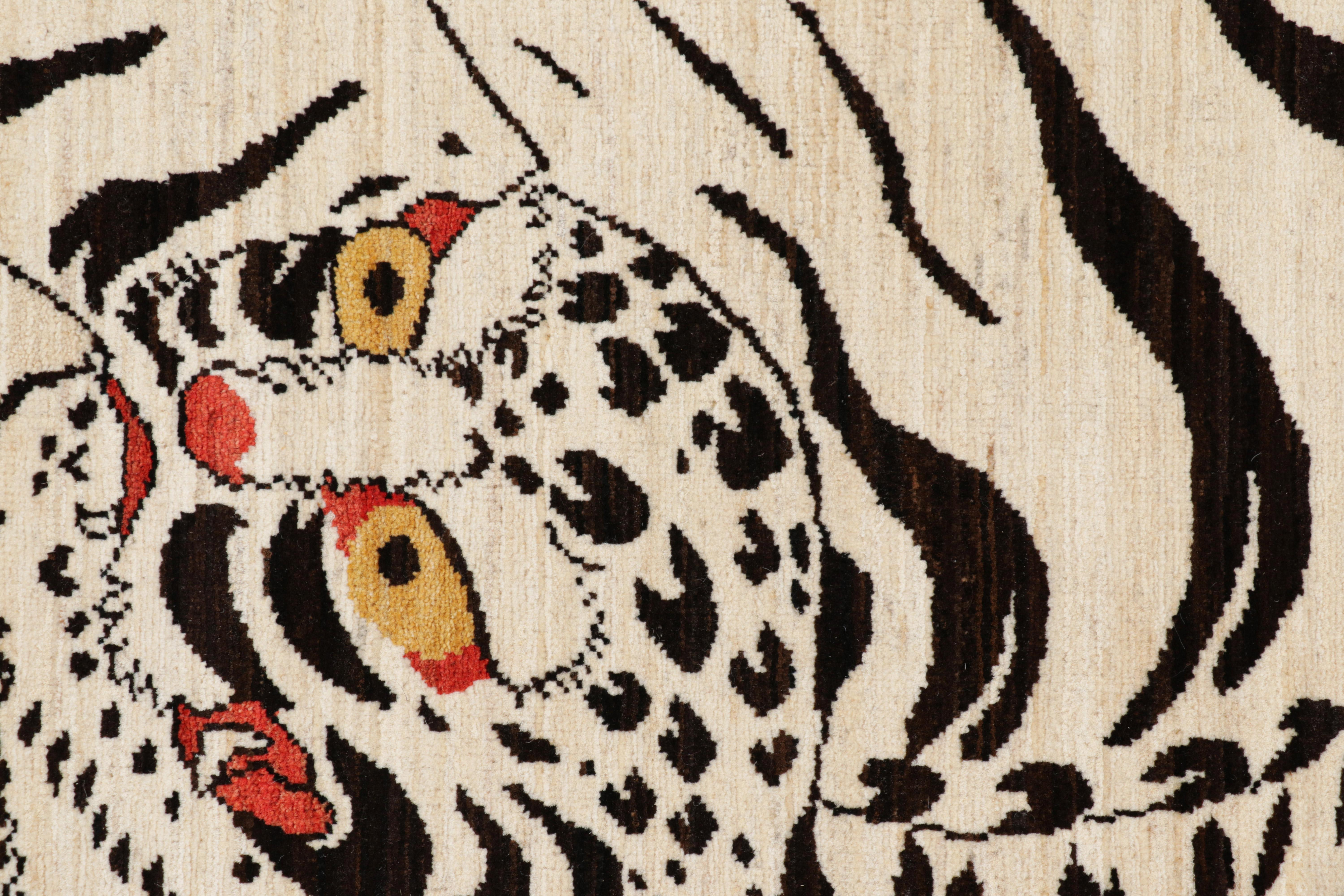 Moderno Rug & Kilim: Tappeto contemporaneo raffigurante una tigre, nei toni del beige-crema e del nero. in vendita