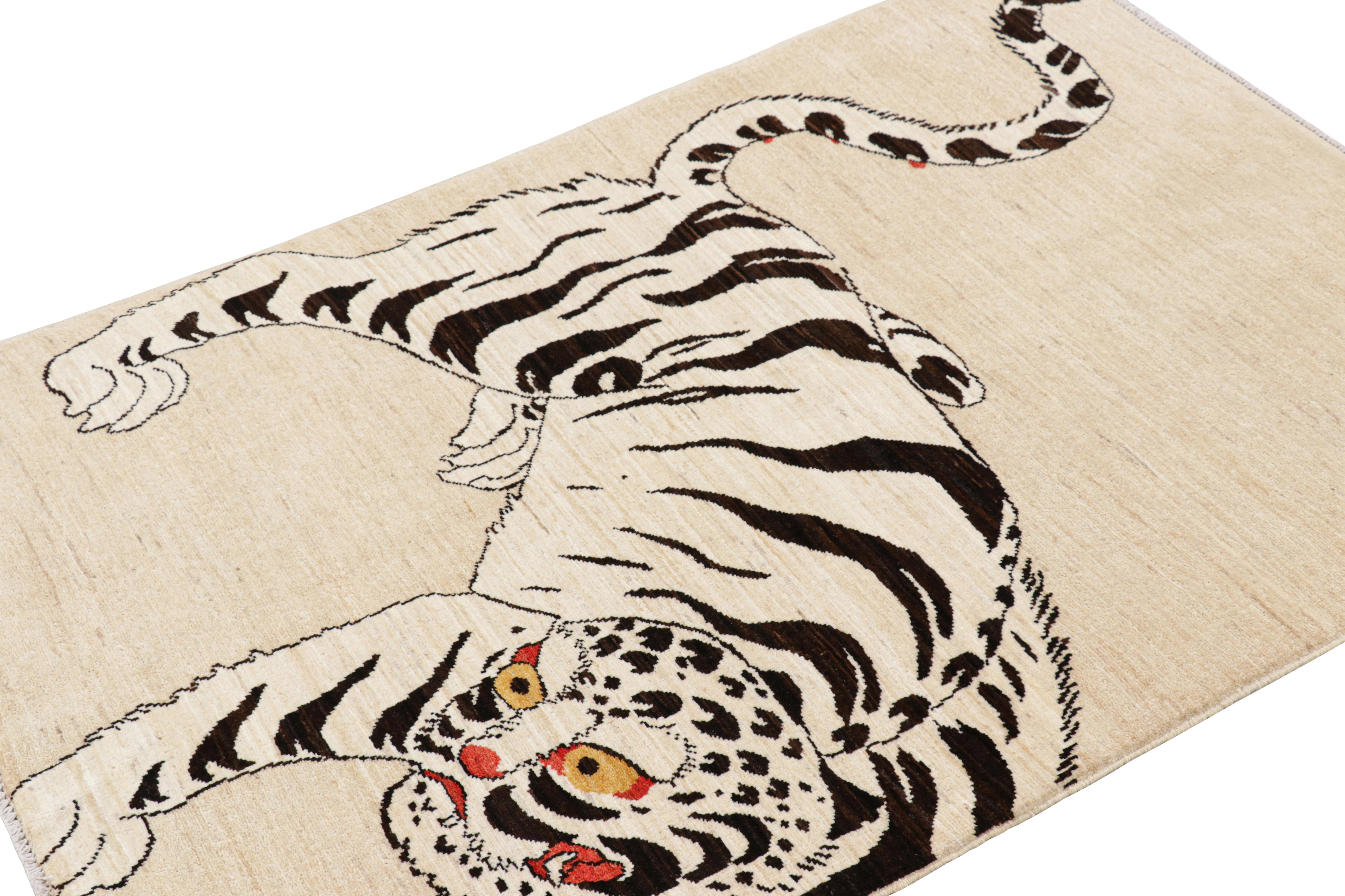 Afghano Rug & Kilim: Tappeto contemporaneo raffigurante una tigre, nei toni del beige-crema e del nero. in vendita