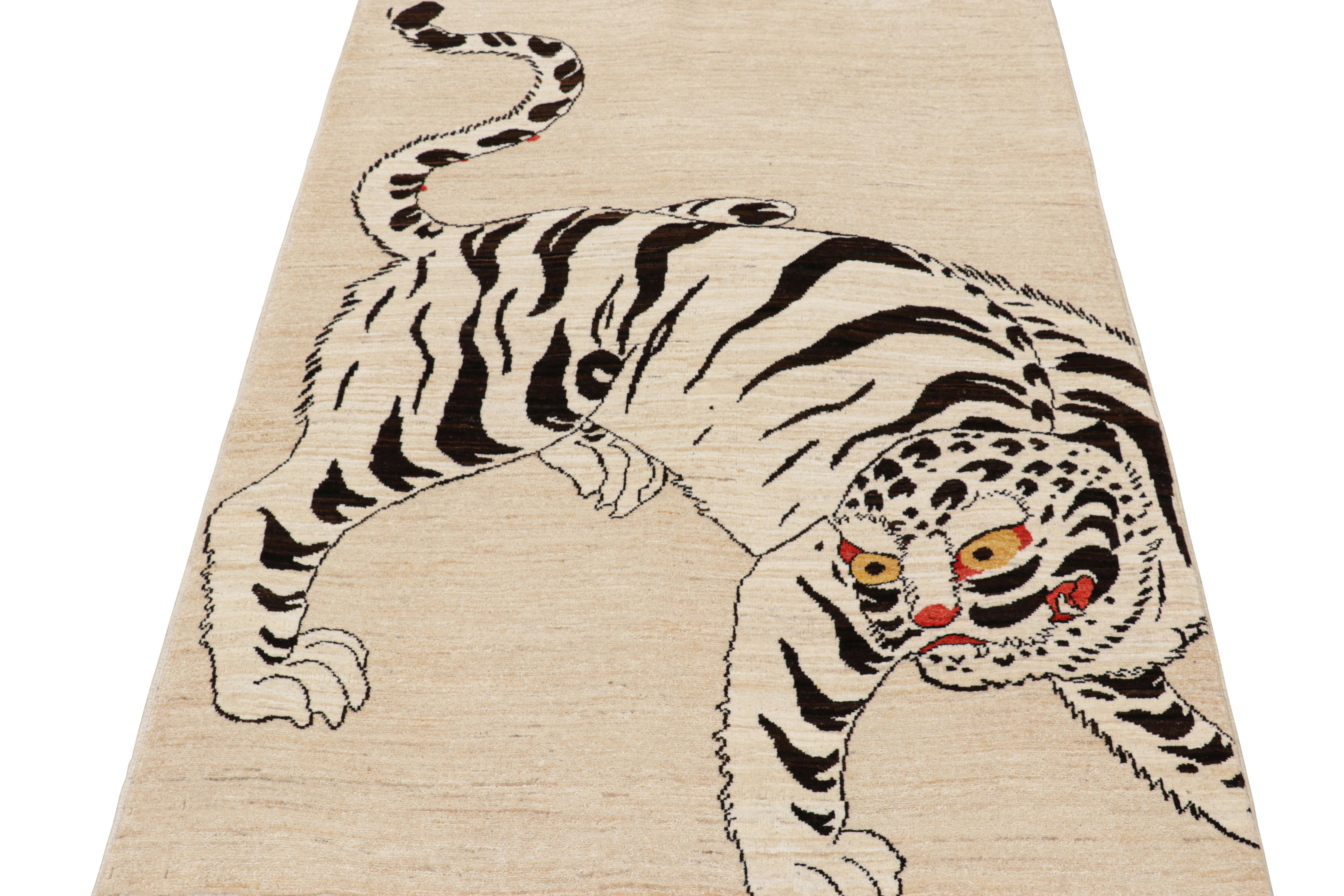 Annodato a mano Rug & Kilim: Tappeto contemporaneo raffigurante una tigre, nei toni del beige-crema e del nero. in vendita