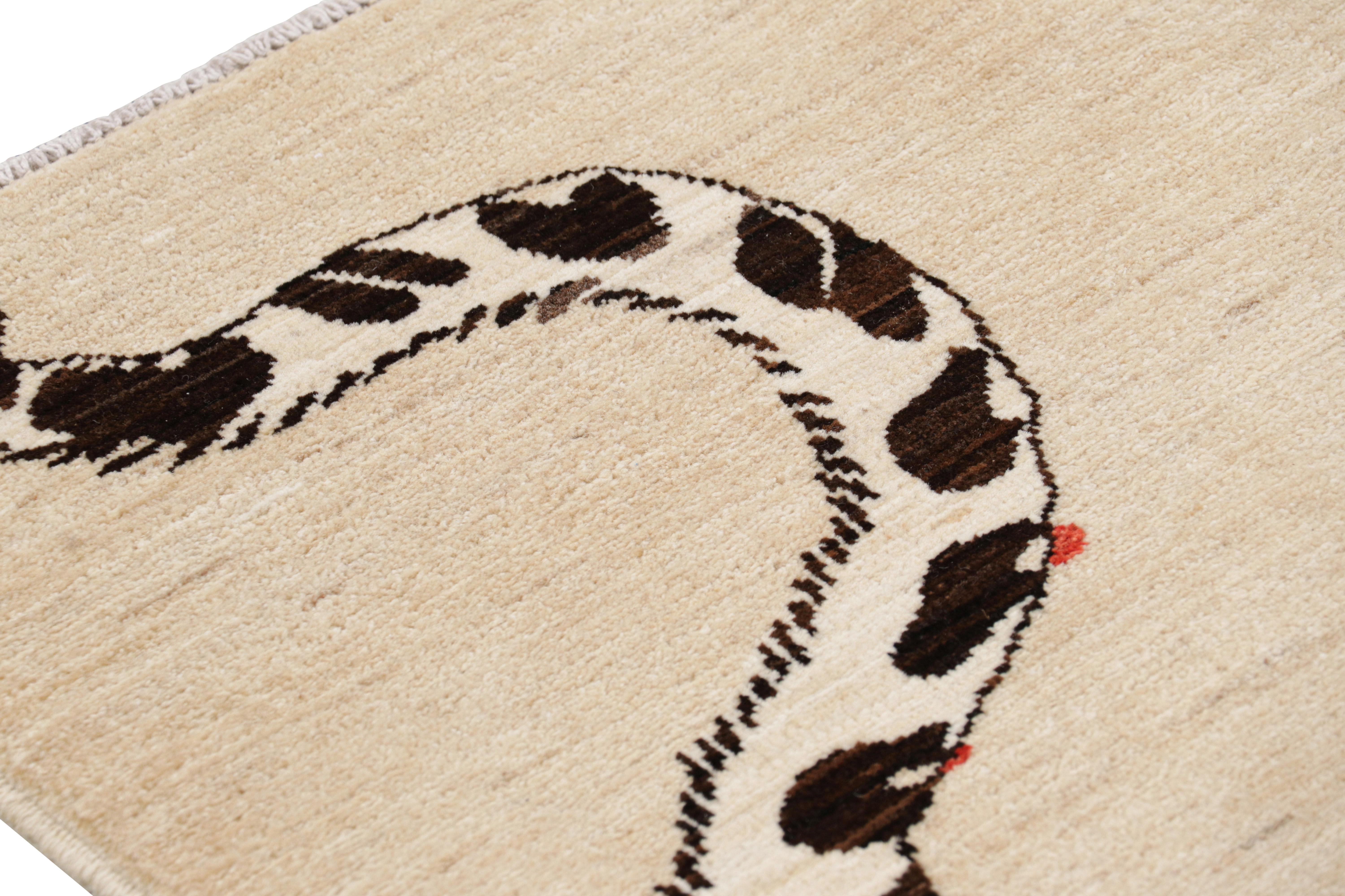 Rug & Kilim: Tappeto contemporaneo raffigurante una tigre, nei toni del beige-crema e del nero. In condizioni Nuovo in vendita a Long Island City, NY