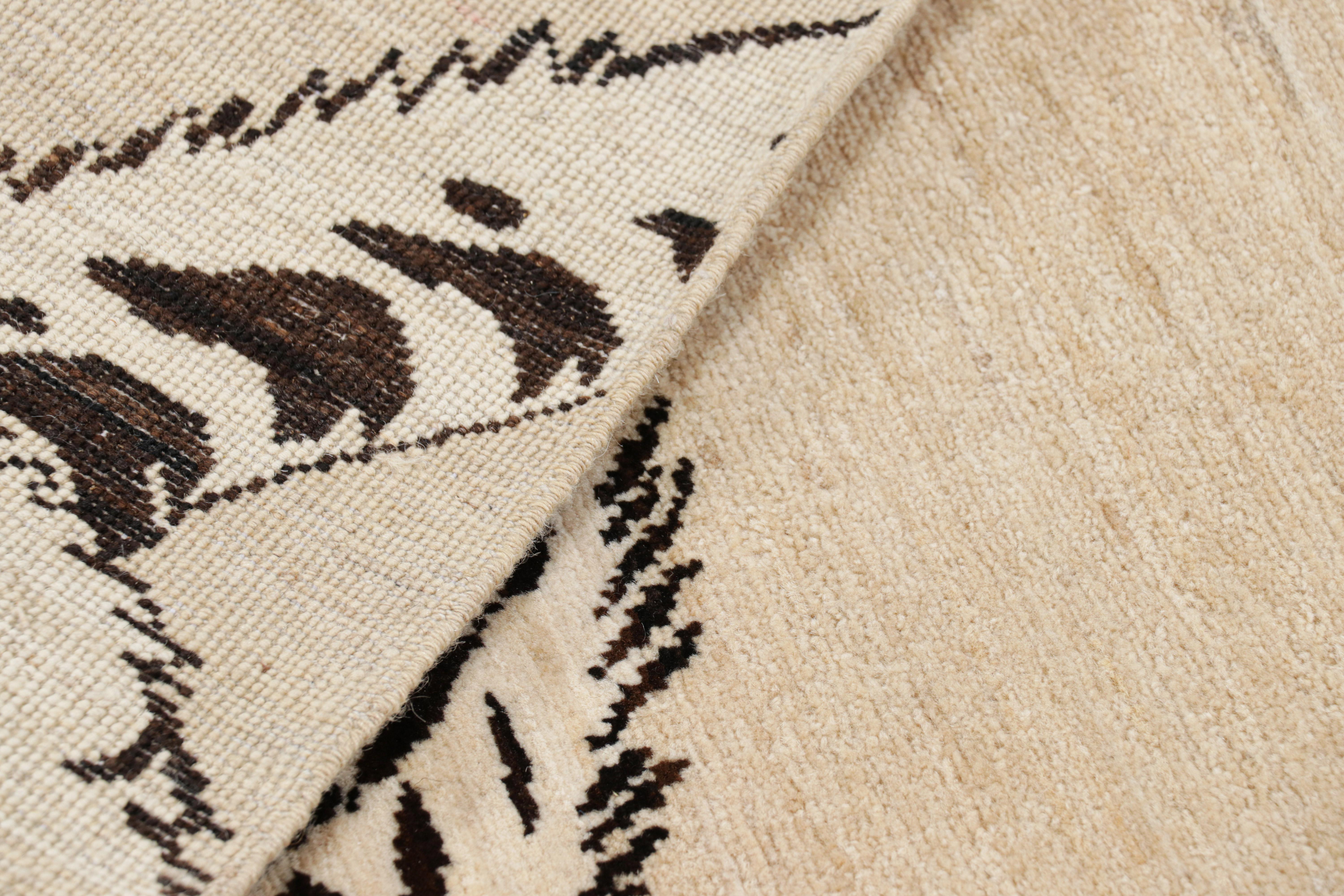 Rug & Kilim's Contemporary Tiger Bildteppich in Beige-Creme und Schwarztönen (21. Jahrhundert und zeitgenössisch) im Angebot