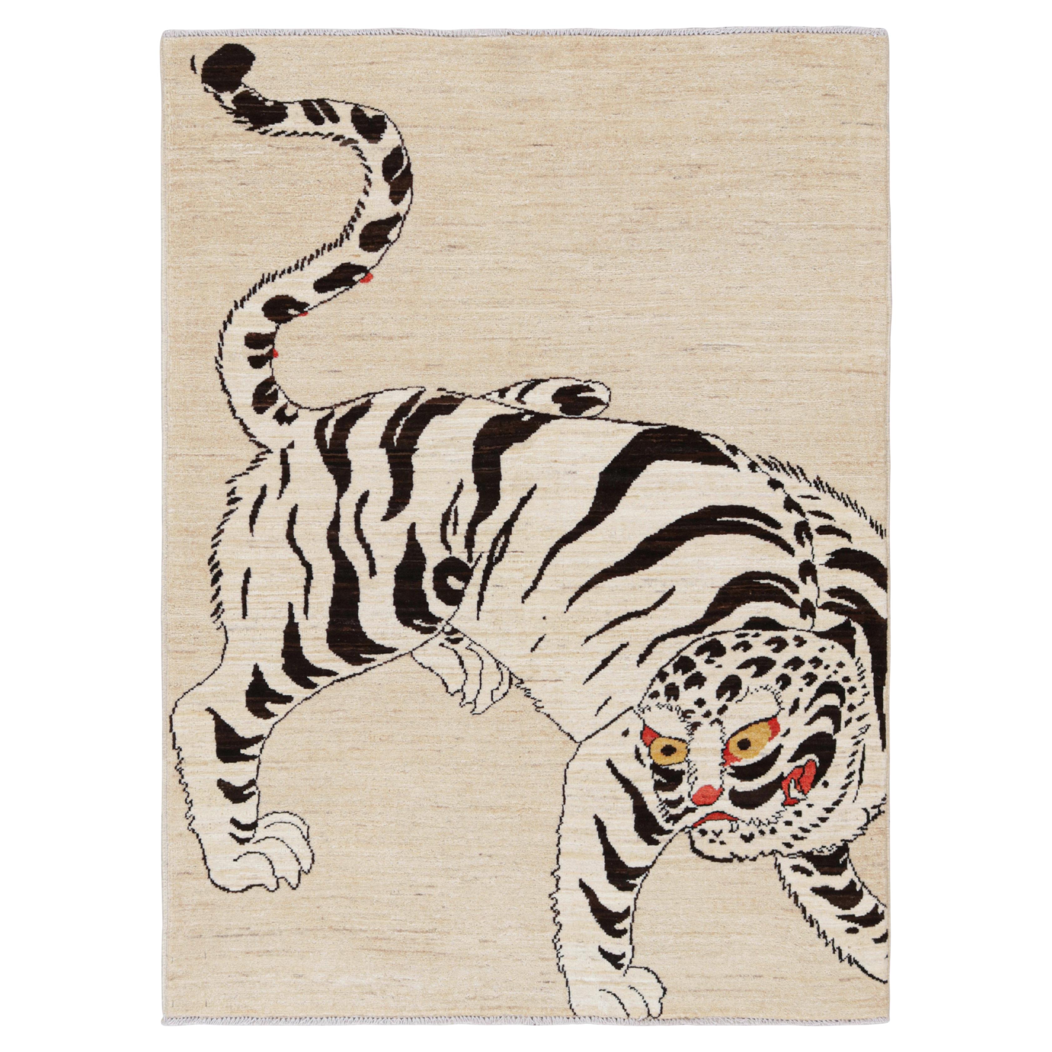 Rug & Kilim: Tappeto contemporaneo raffigurante una tigre, nei toni del beige-crema e del nero. in vendita