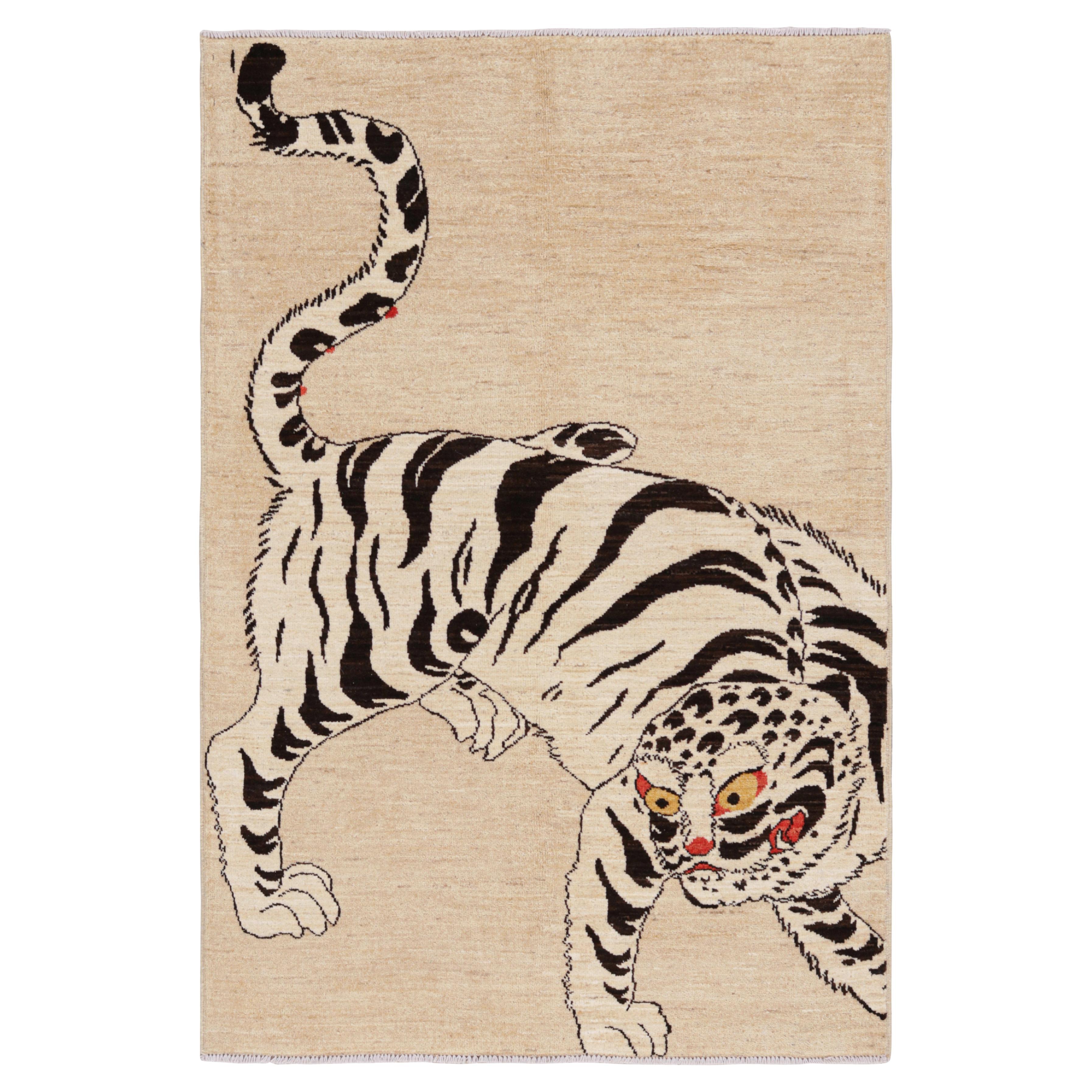 Rug & Kilim: Tappeto contemporaneo raffigurante una tigre, nei toni del beige-crema e del nero.