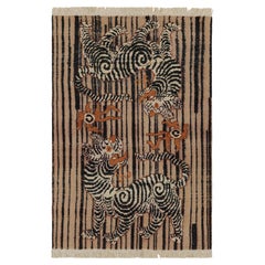 Rug & Kilim è un tappeto contemporaneo raffigurante una tigre nei toni del marrone, del ruggine e del nero.