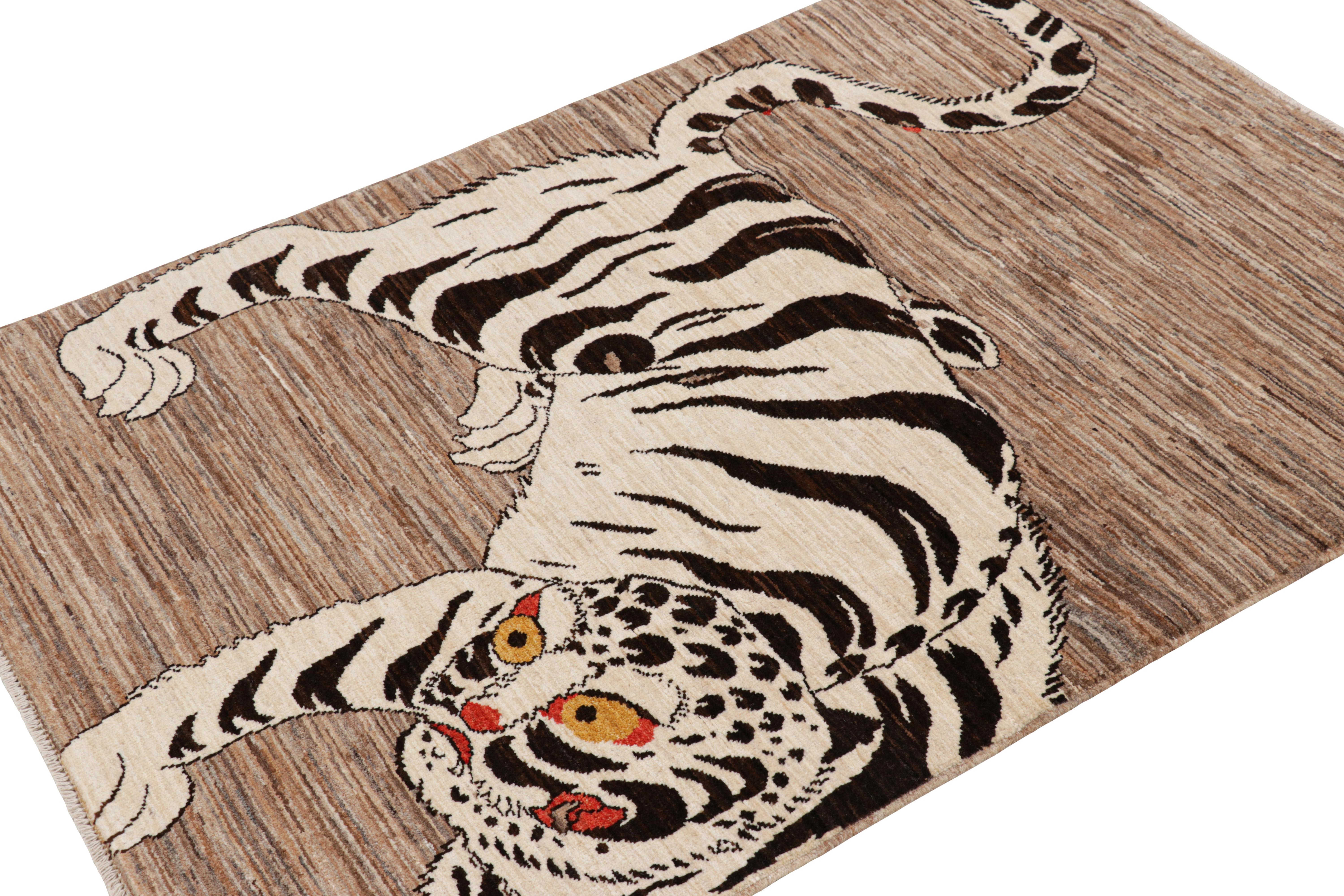 Dieser handgeknüpfte Wollteppich mit 3x5 modernen Tiger-Motiven ist eine kühne Ergänzung der Rug & Kilim Tiger-Teppiche aus der Modern Classics Collection. 

Über das Design: 

Dieser Teppich greift auf bildliche Darstellungen von weißen Tigern in