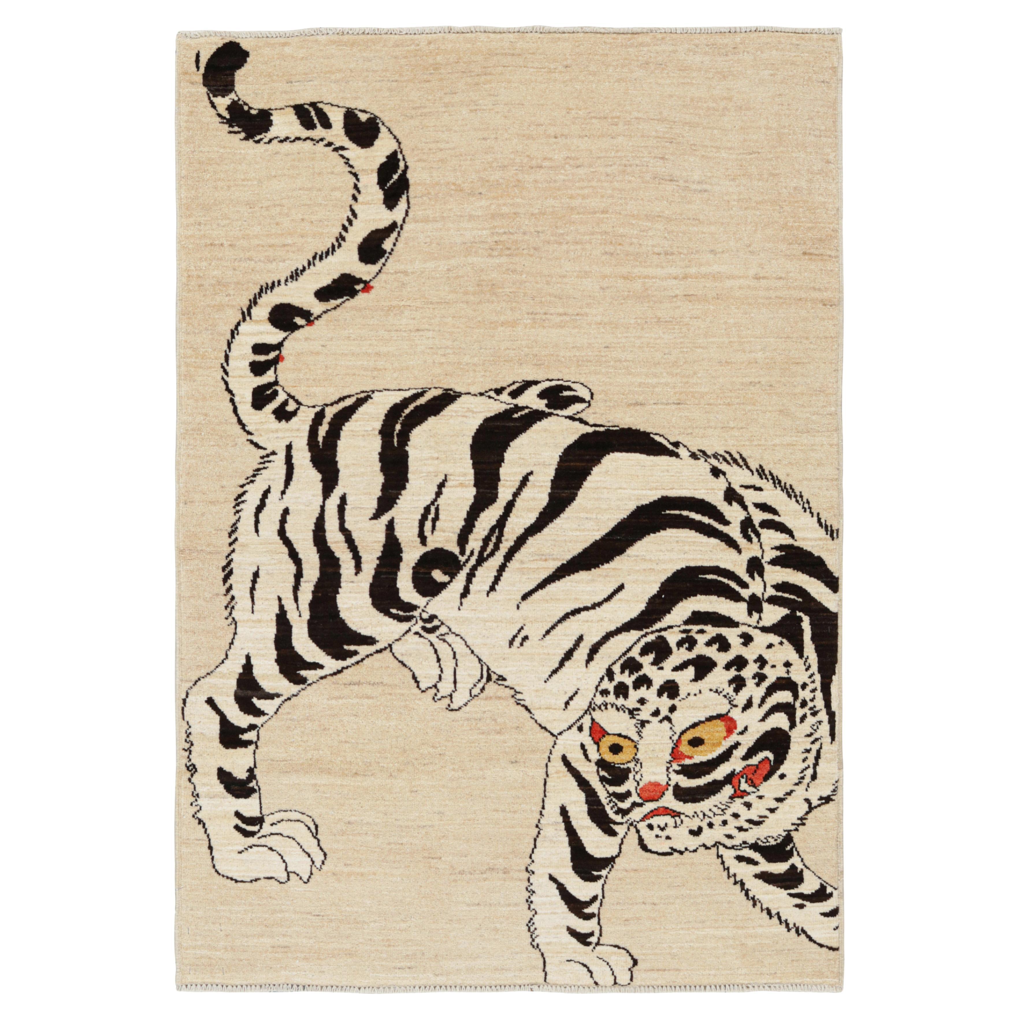 Rug & Kilim è un tappeto contemporaneo raffigurante una tigre nei toni del bianco e del nero.