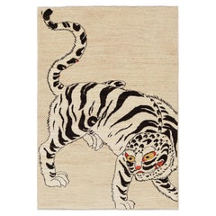 Alfombra pictórica contemporánea Tigre en tonos blancos y negros de Rug & Kilim