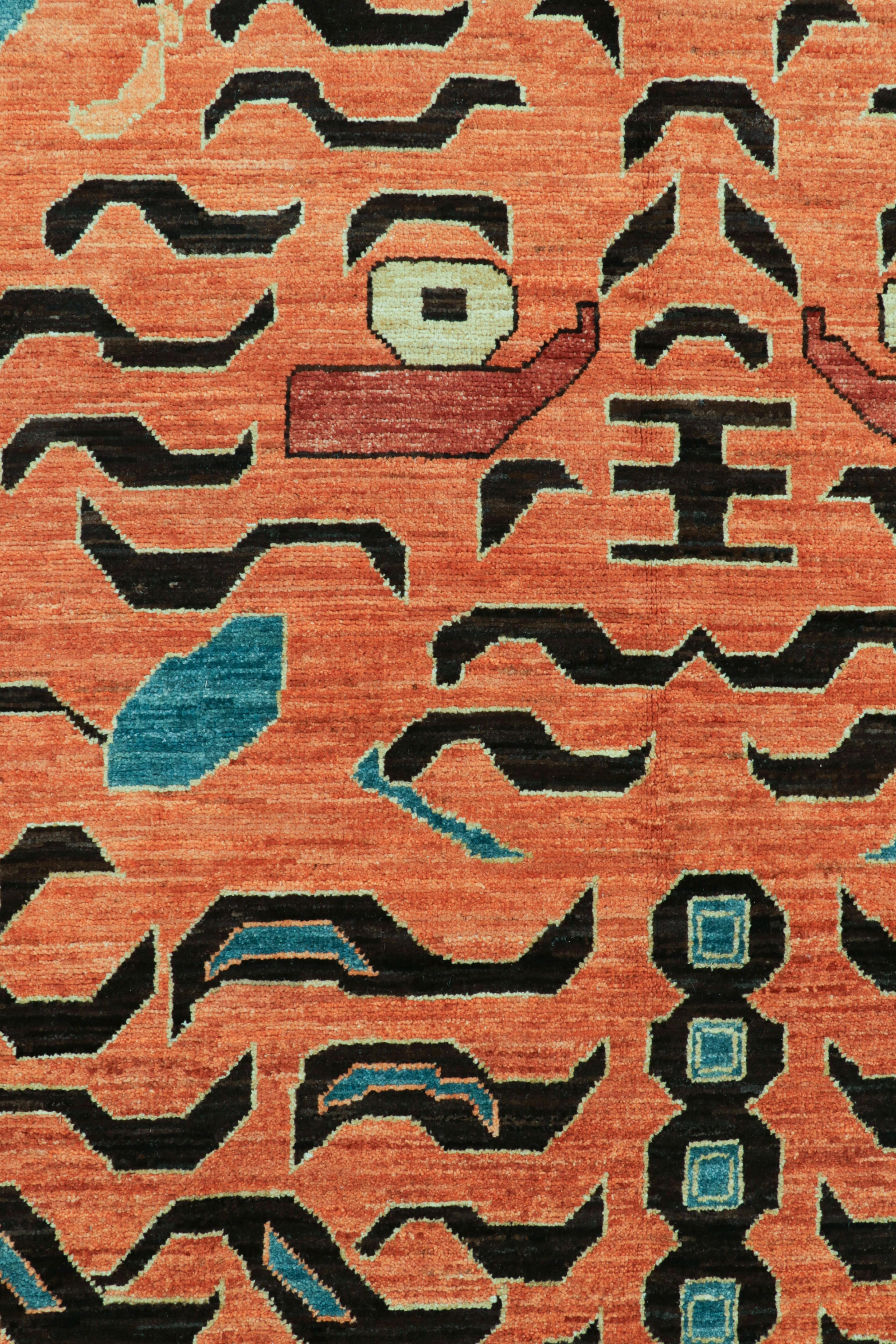 Moderne Rug & Kilim's Contemporary Tiger Rug in Blue with Black and Orange Pictorial (tapis tigré contemporain en bleu avec pictogramme noir et orange) en vente