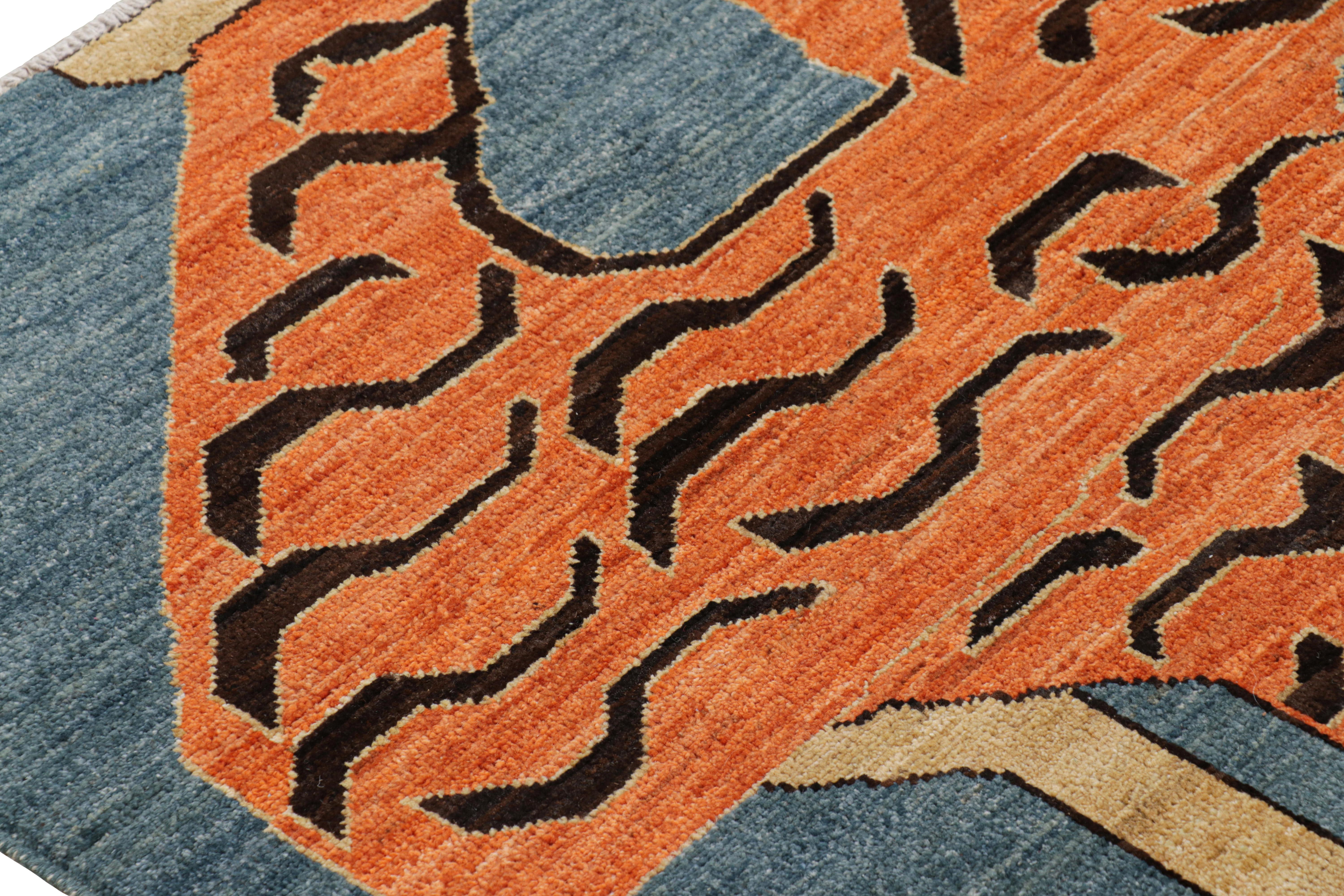Moderno Rug & Kilim è un tappeto tigrato contemporaneo in blu con immagini in nero e arancione. in vendita