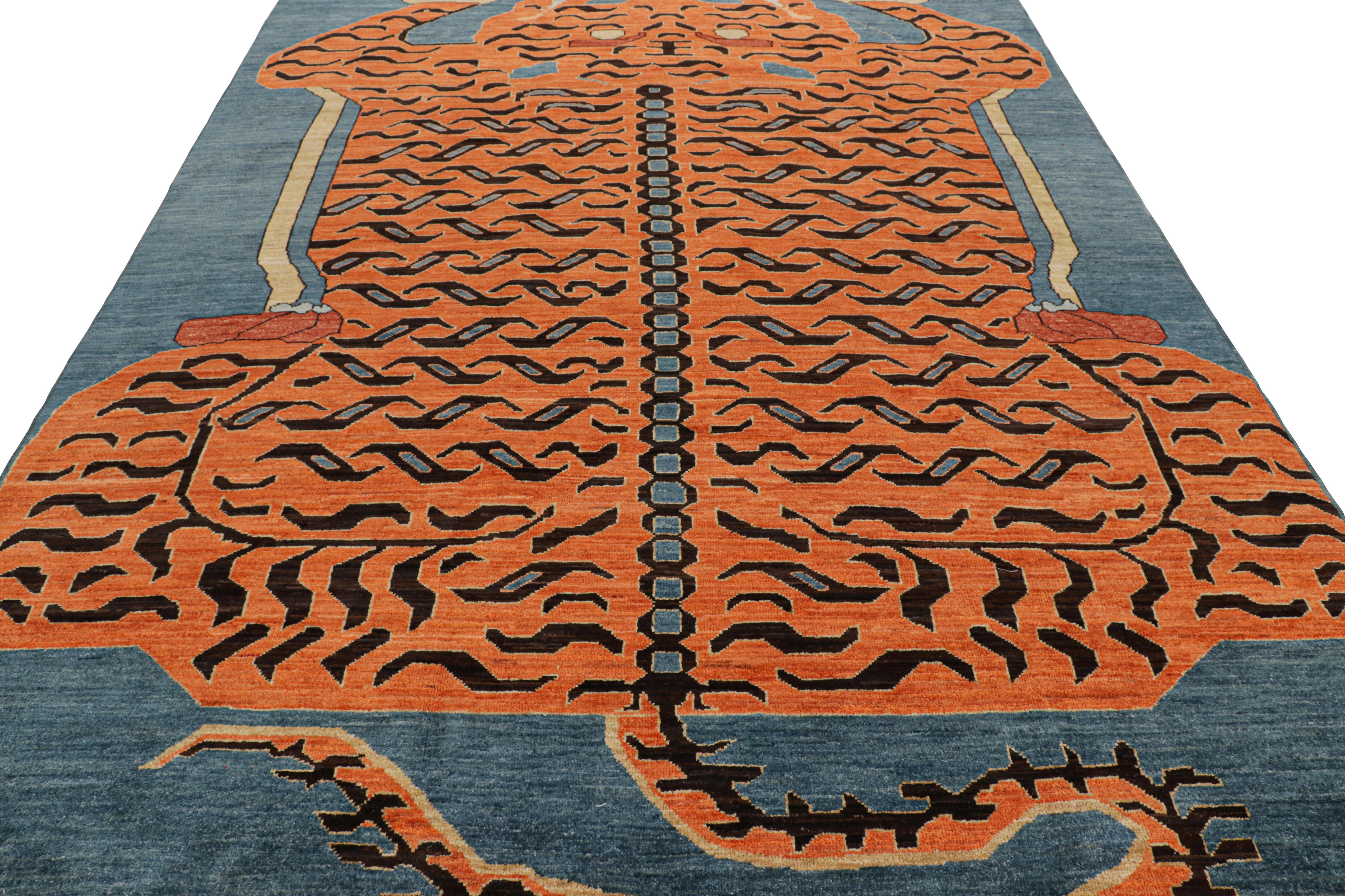 Afghano Rug & Kilim è un tappeto tigrato contemporaneo in blu con immagini in nero e arancione. in vendita