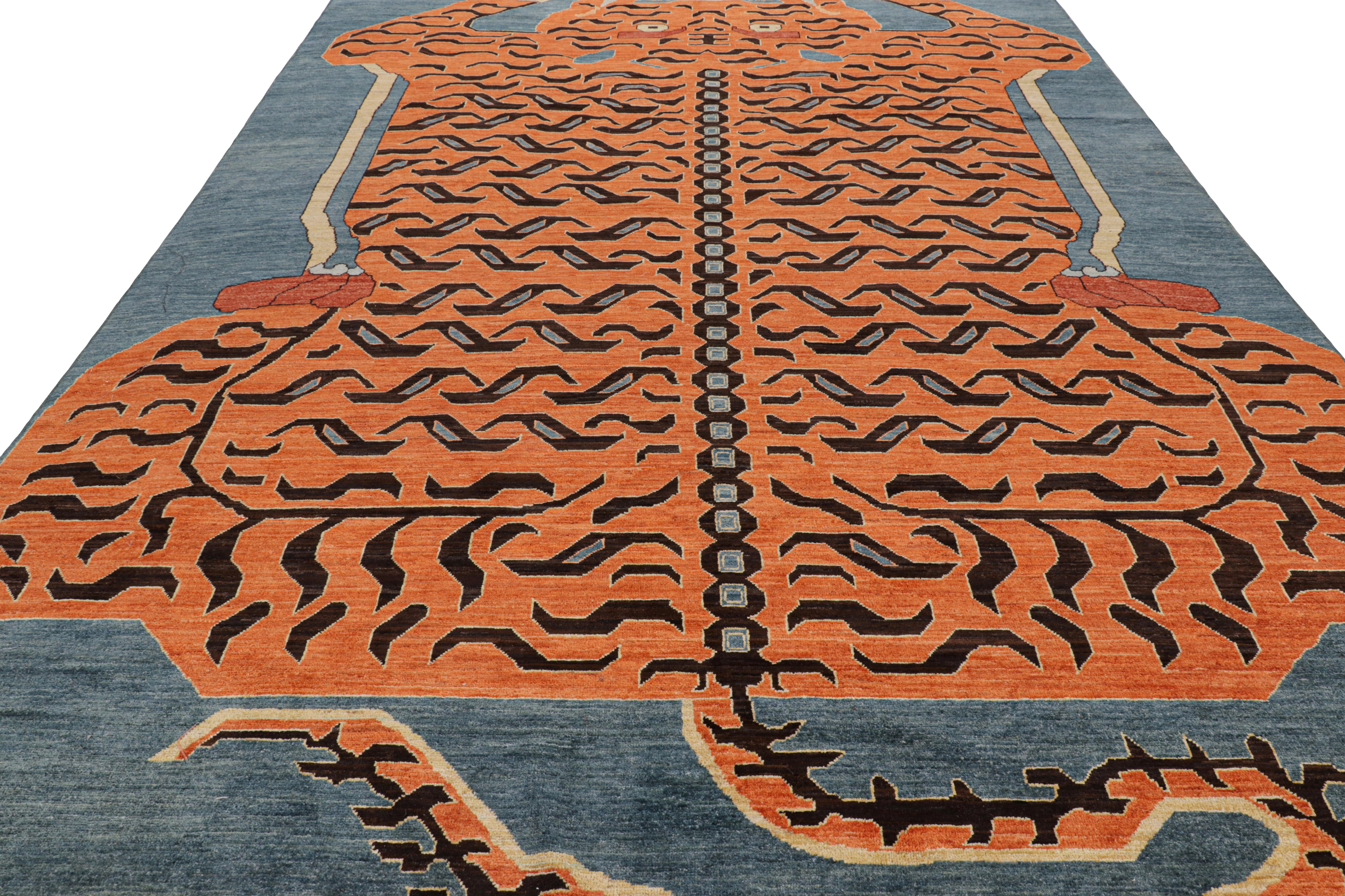 Noué à la main Rug & Kilim's Contemporary Tiger Rug in Blue with Black and Orange Pictorial (tapis tigré contemporain en bleu avec pictogramme noir et orange) en vente