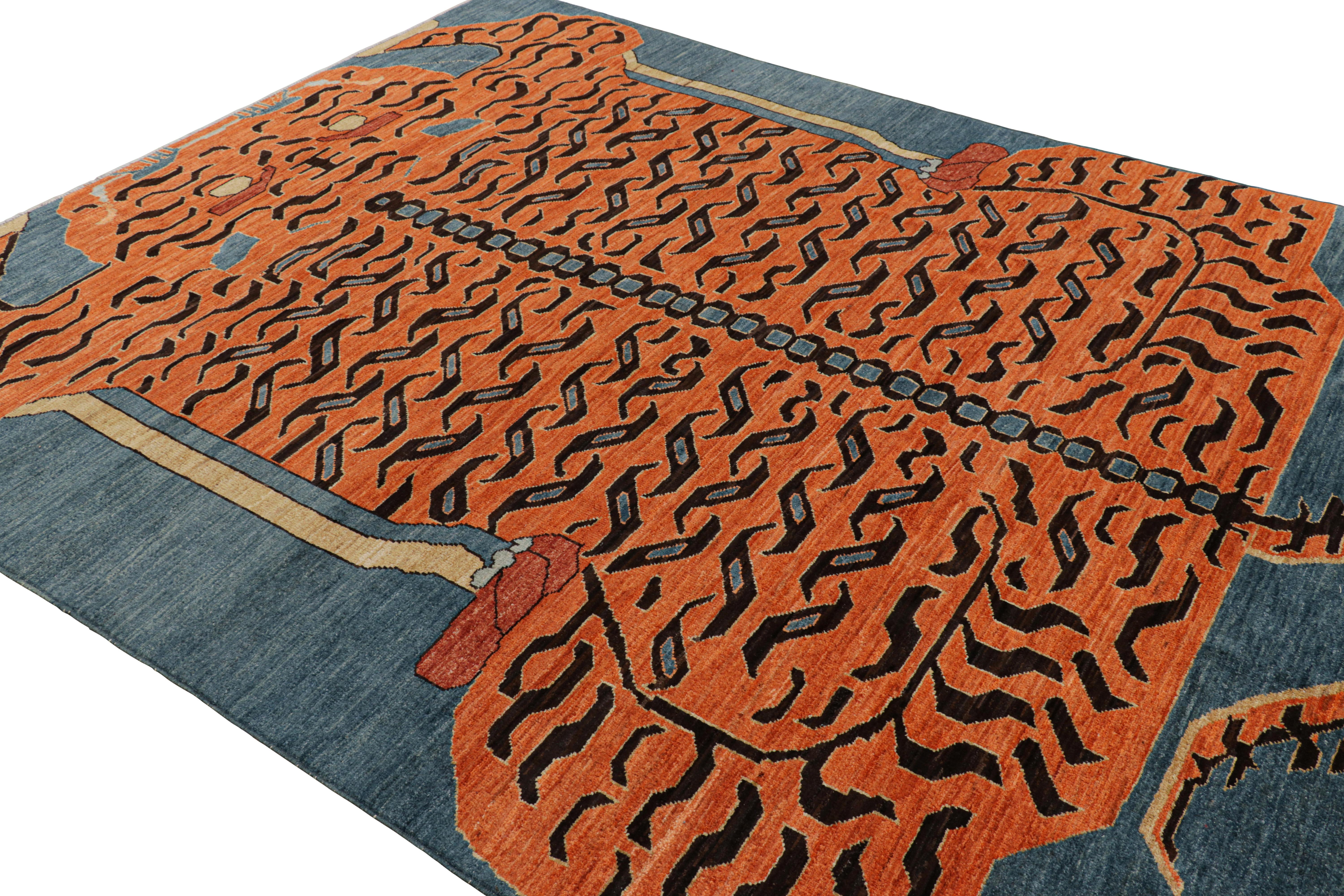 Annodato a mano Rug & Kilim è un tappeto tigrato contemporaneo in blu con immagini in nero e arancione. in vendita