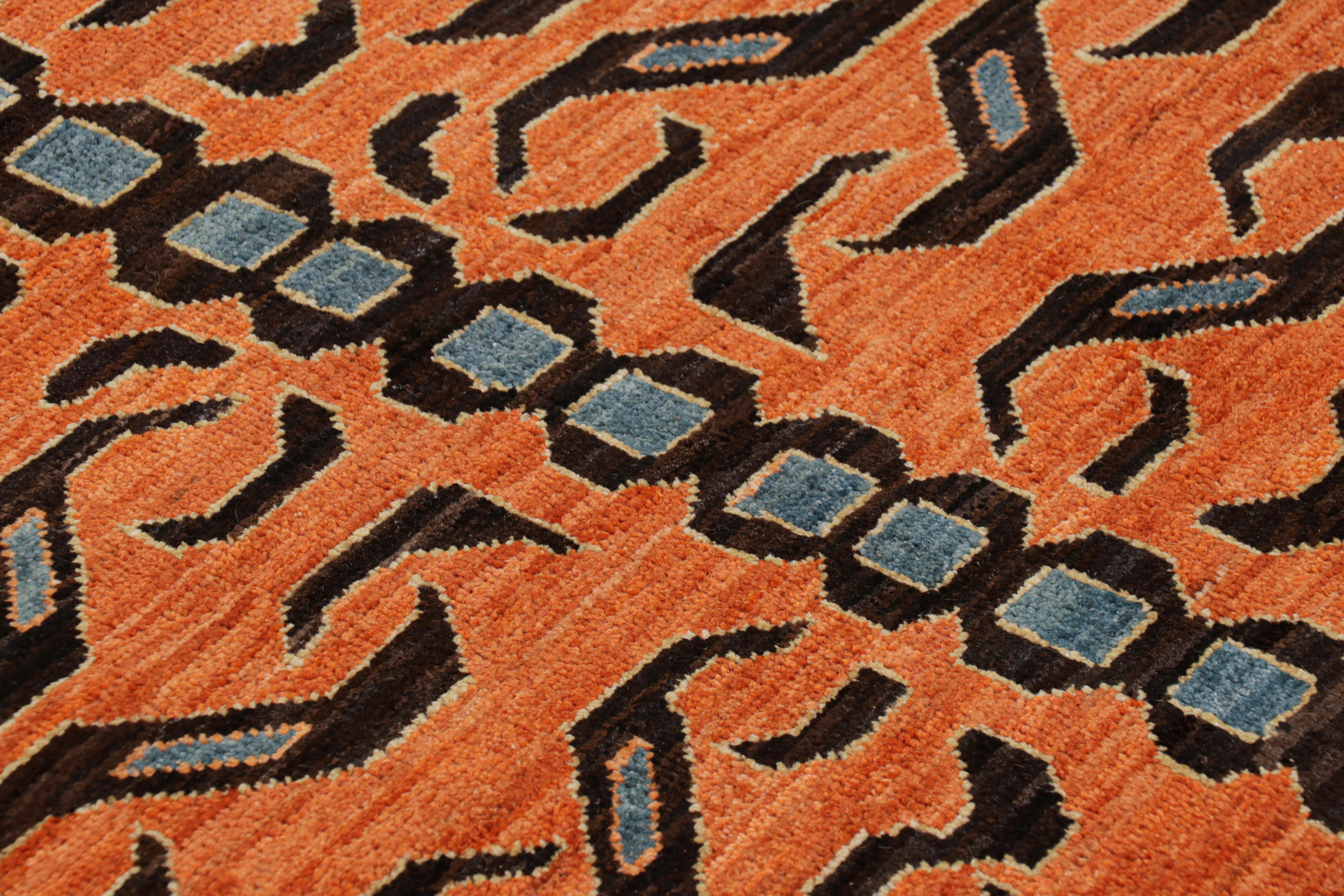 Rug & Kilim è un tappeto tigrato contemporaneo in blu con immagini in nero e arancione. In condizioni Nuovo in vendita a Long Island City, NY
