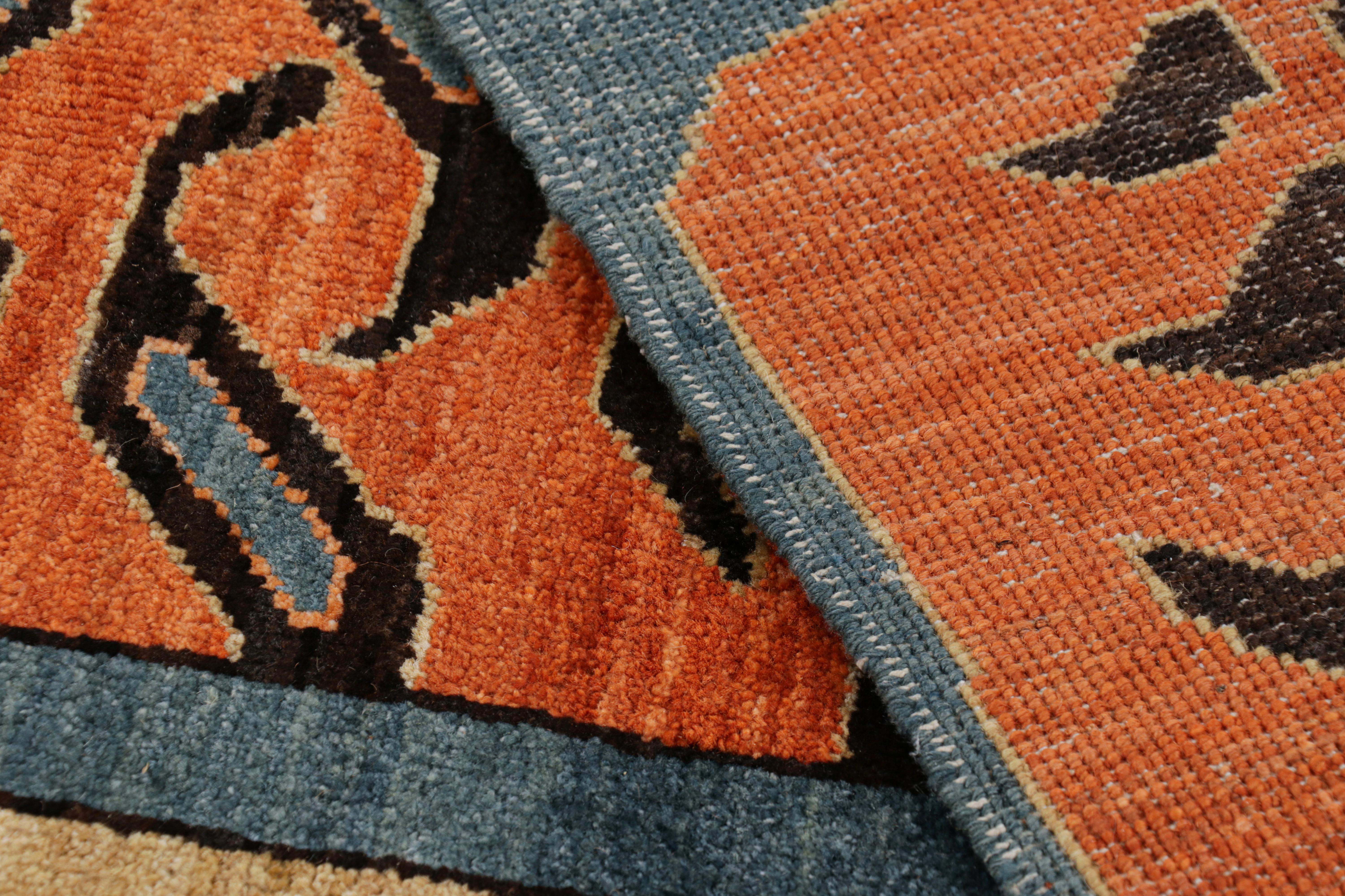 Lana Rug & Kilim è un tappeto tigrato contemporaneo in blu con immagini in nero e arancione. in vendita
