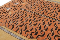 Rug & Kilim's Contemporary Tiger Rug in Gold mit braunen und orangenen Motiven