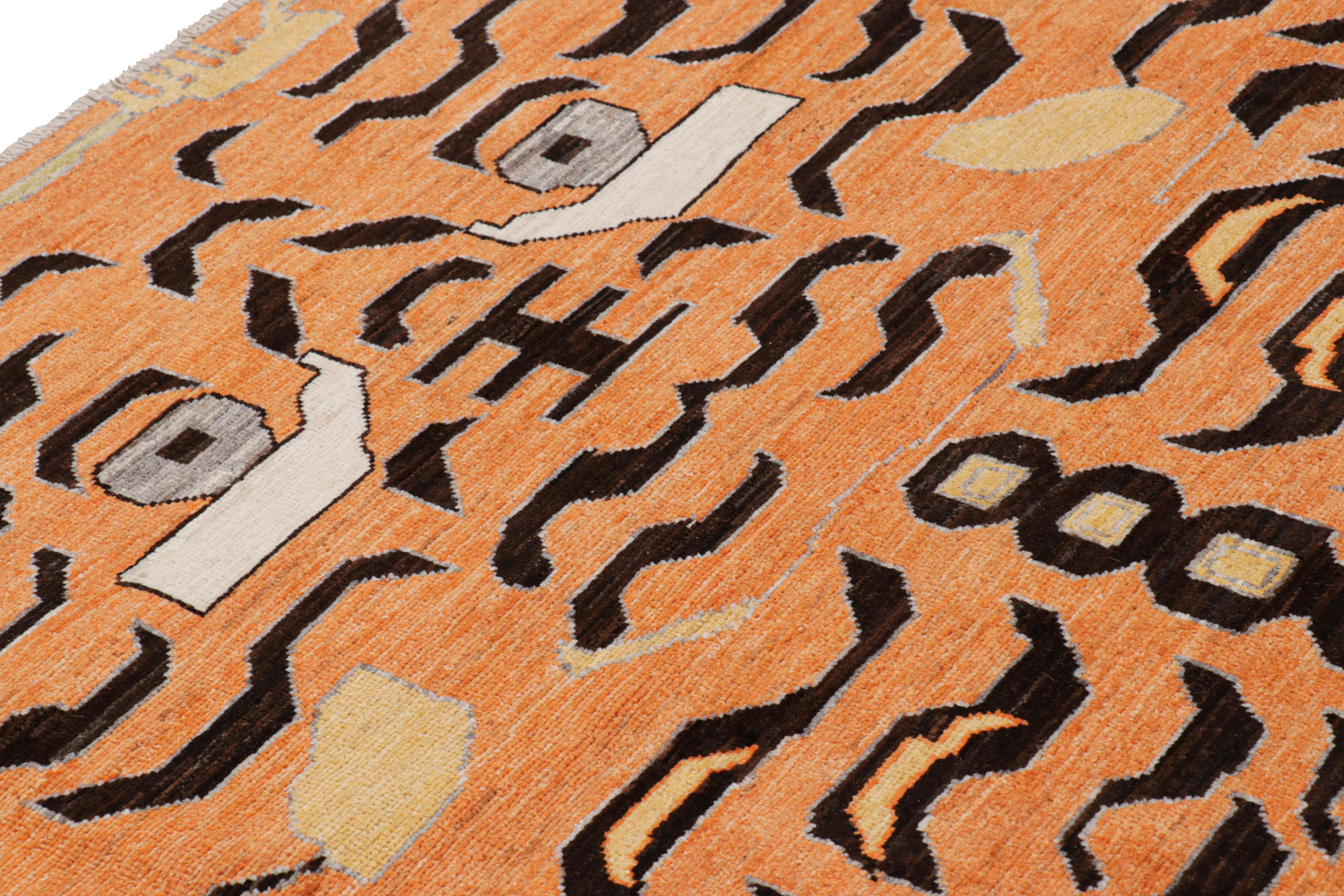 Moderno Rug & Kilim è un tappeto tigrato contemporaneo in oro con immagini marroni e arancioni. in vendita