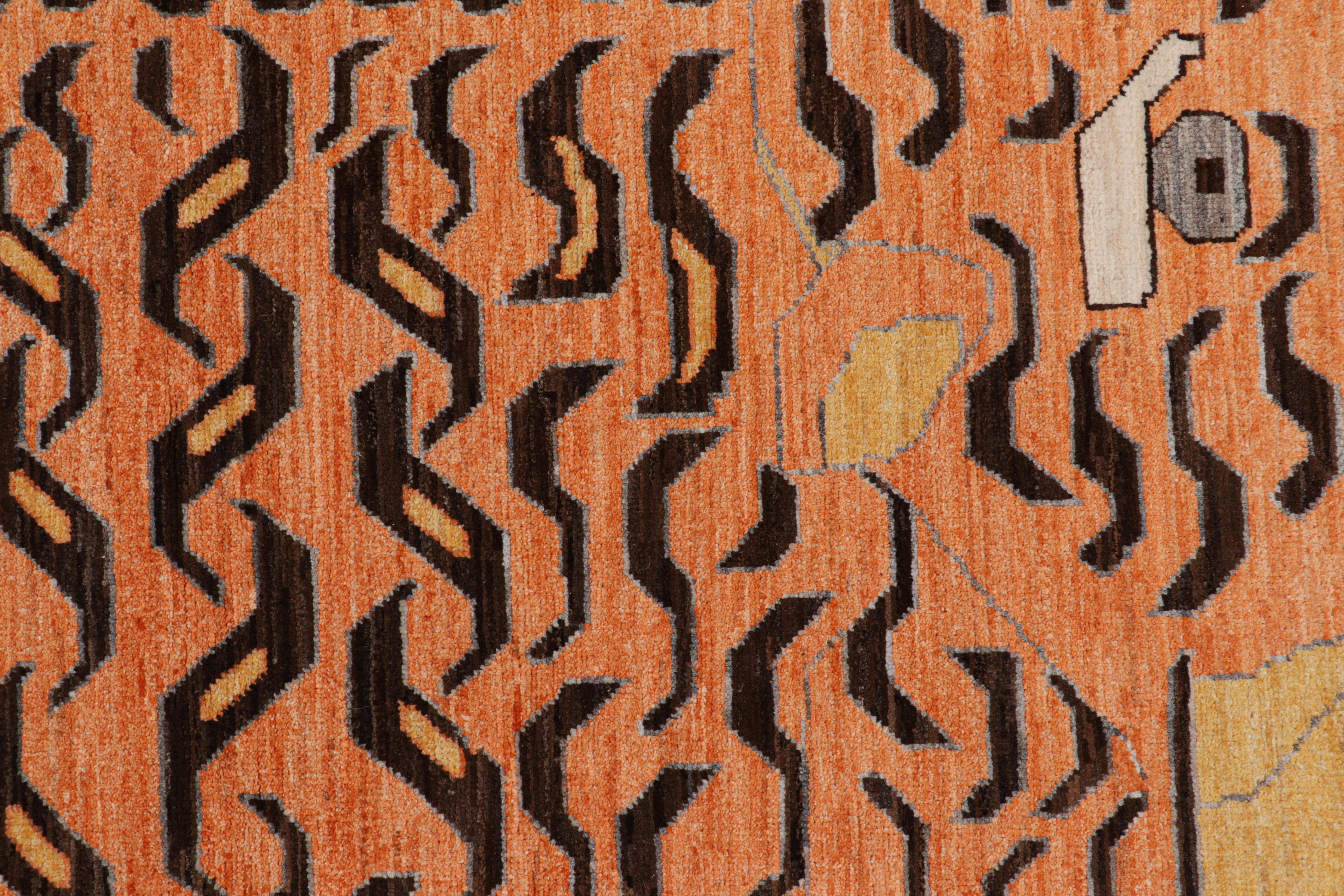 Moderno Rug & Kilim è un tappeto tigrato contemporaneo in oro con immagini marroni e arancioni. in vendita