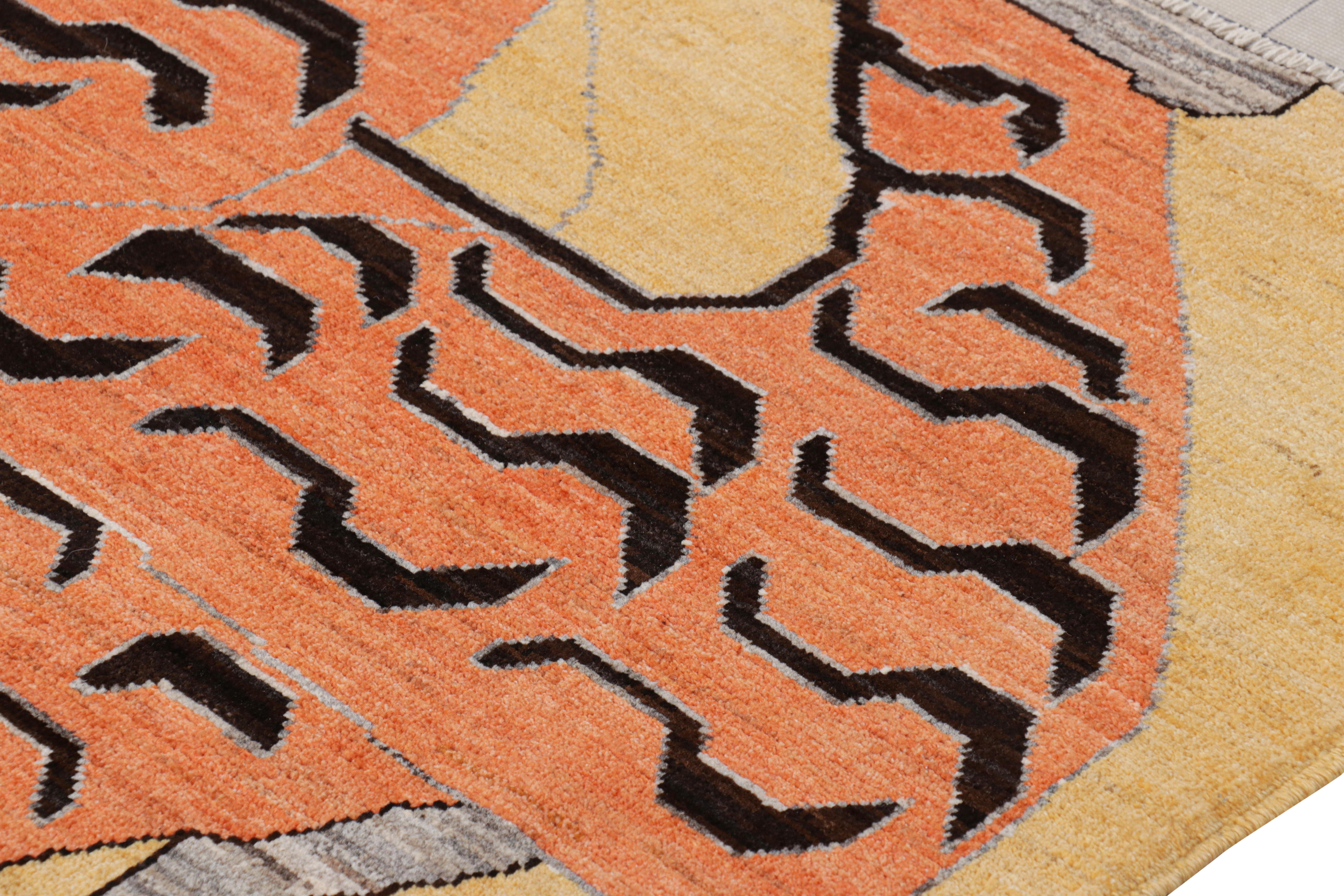 Moderno Rug & Kilim è un tappeto tigrato contemporaneo in oro con immagini marroni e arancioni. in vendita