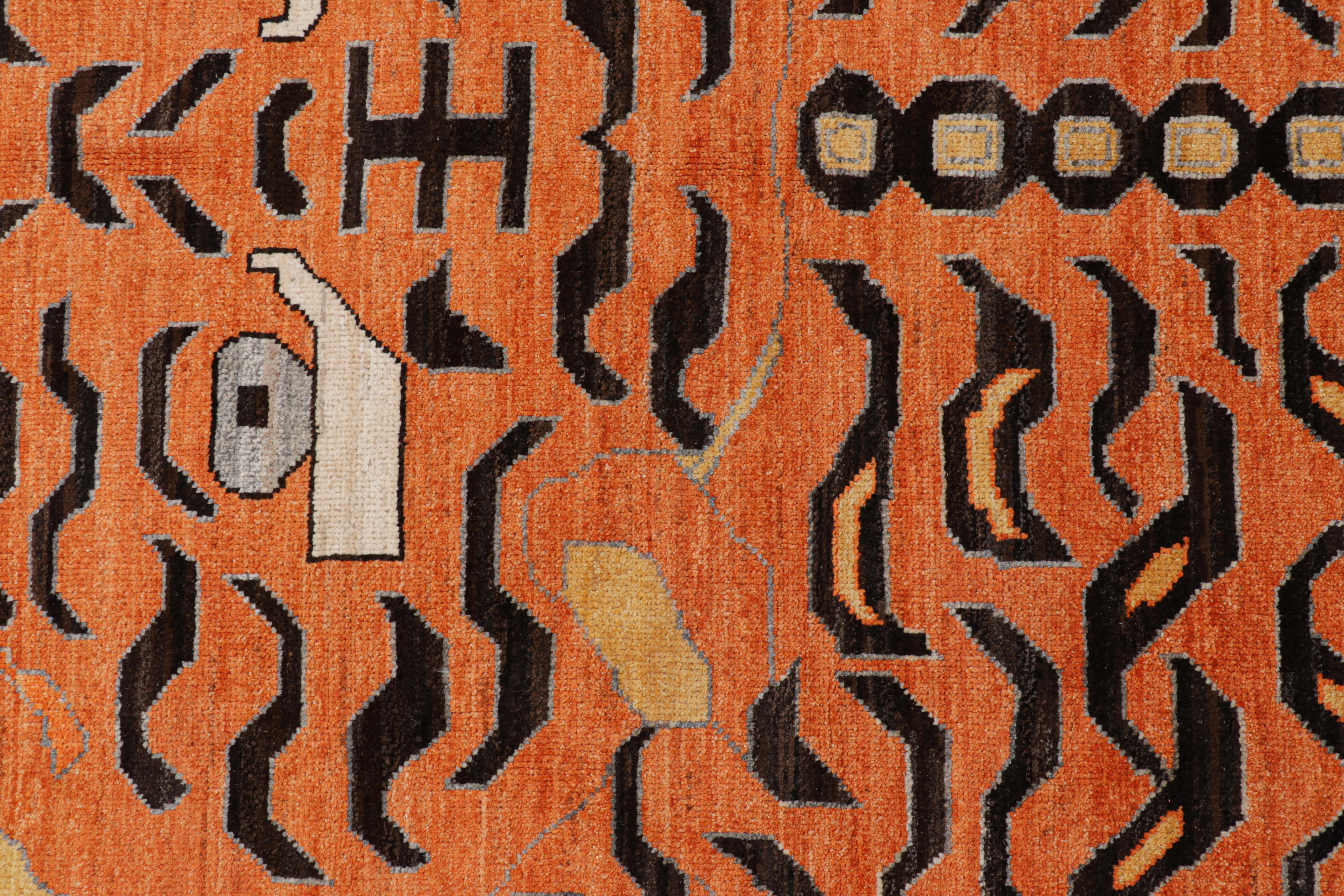 Moderno Rug & Kilim è un tappeto tigrato contemporaneo in oro con immagini marroni e arancioni. in vendita