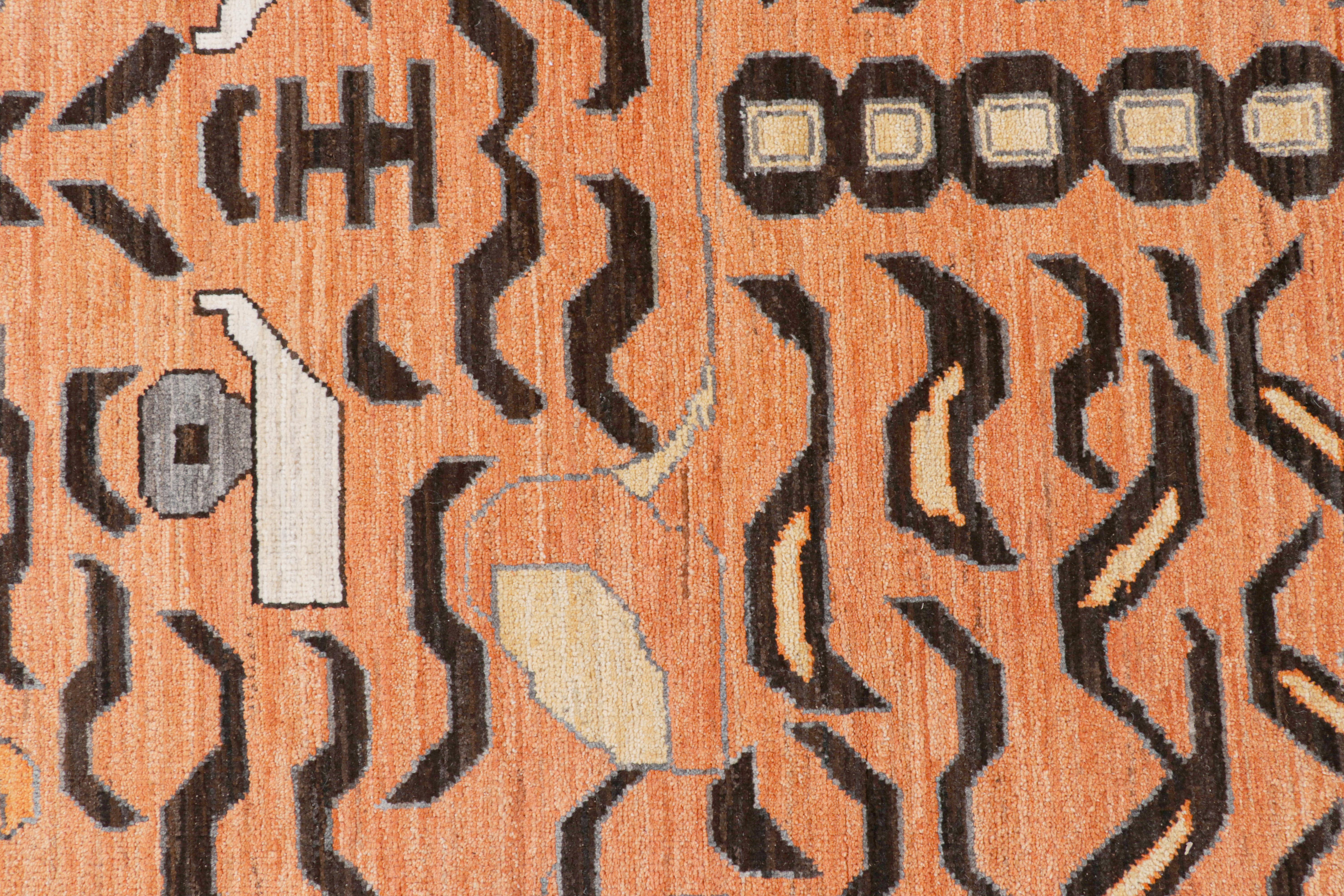 Moderno Rug & Kilim è un tappeto tigrato contemporaneo in oro con immagini marroni e arancioni. in vendita