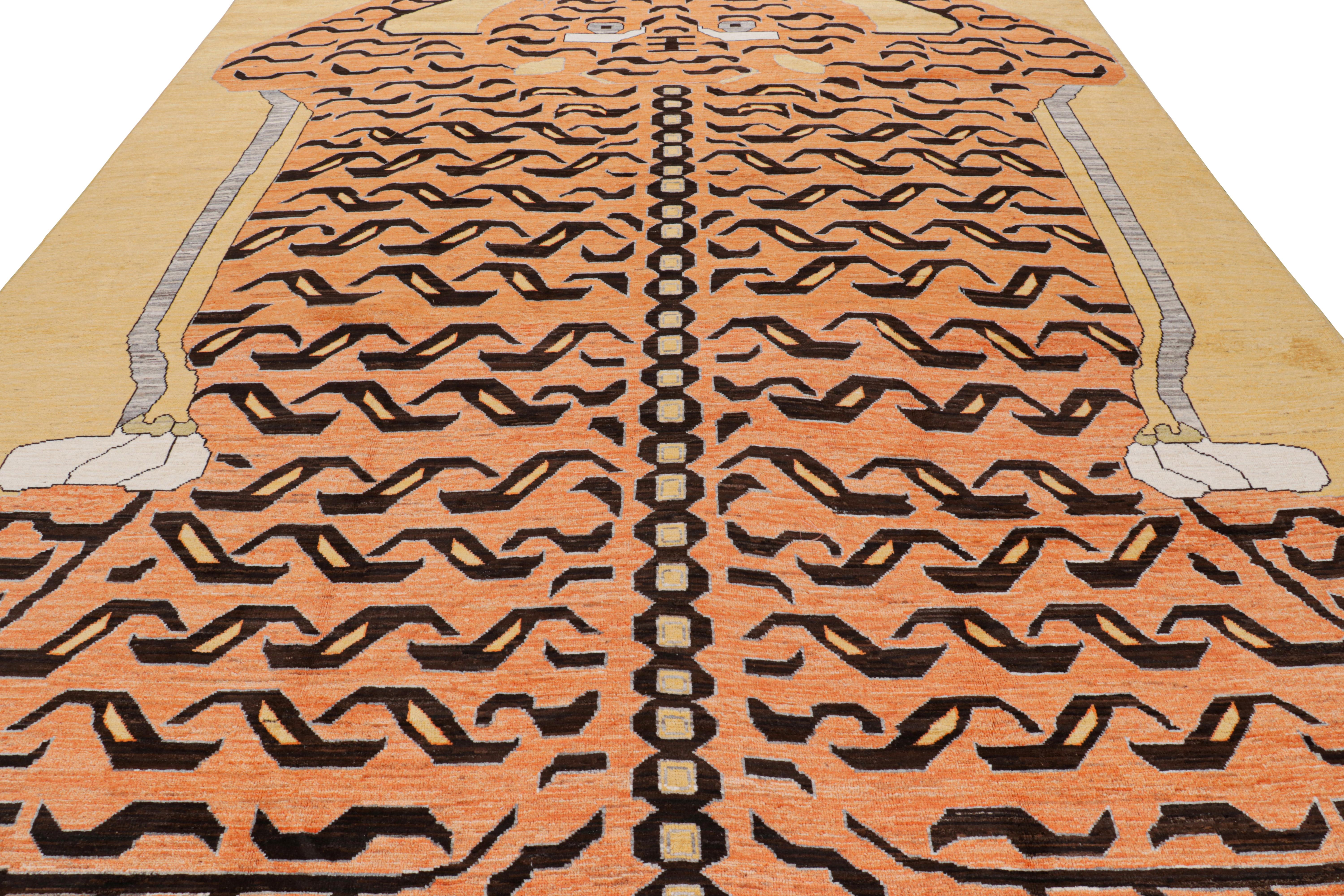 Afghano Rug & Kilim è un tappeto tigrato contemporaneo in oro con immagini marroni e arancioni. in vendita