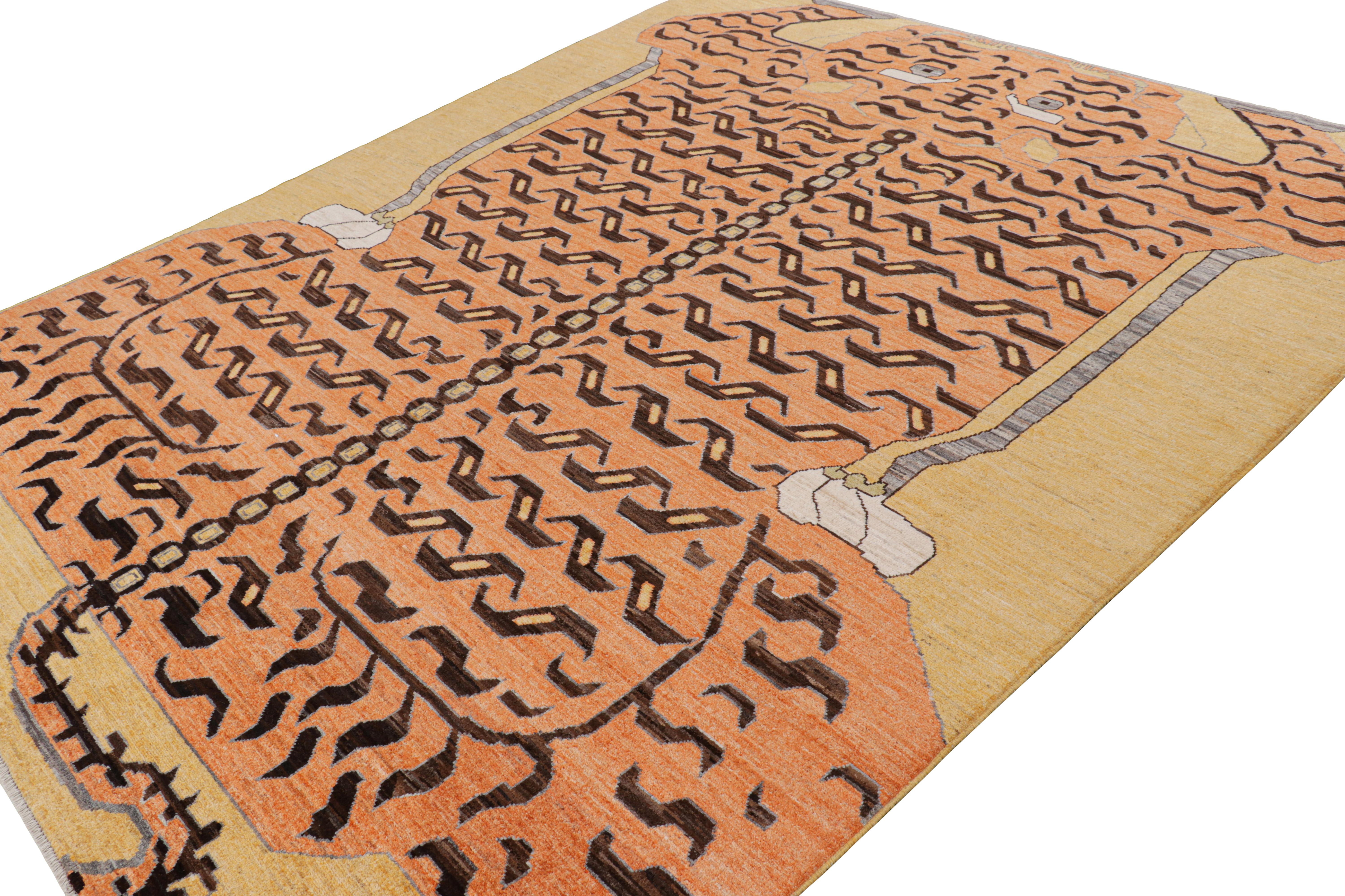 Afghano Rug & Kilim è un tappeto tigrato contemporaneo in oro con immagini marroni e arancioni. in vendita