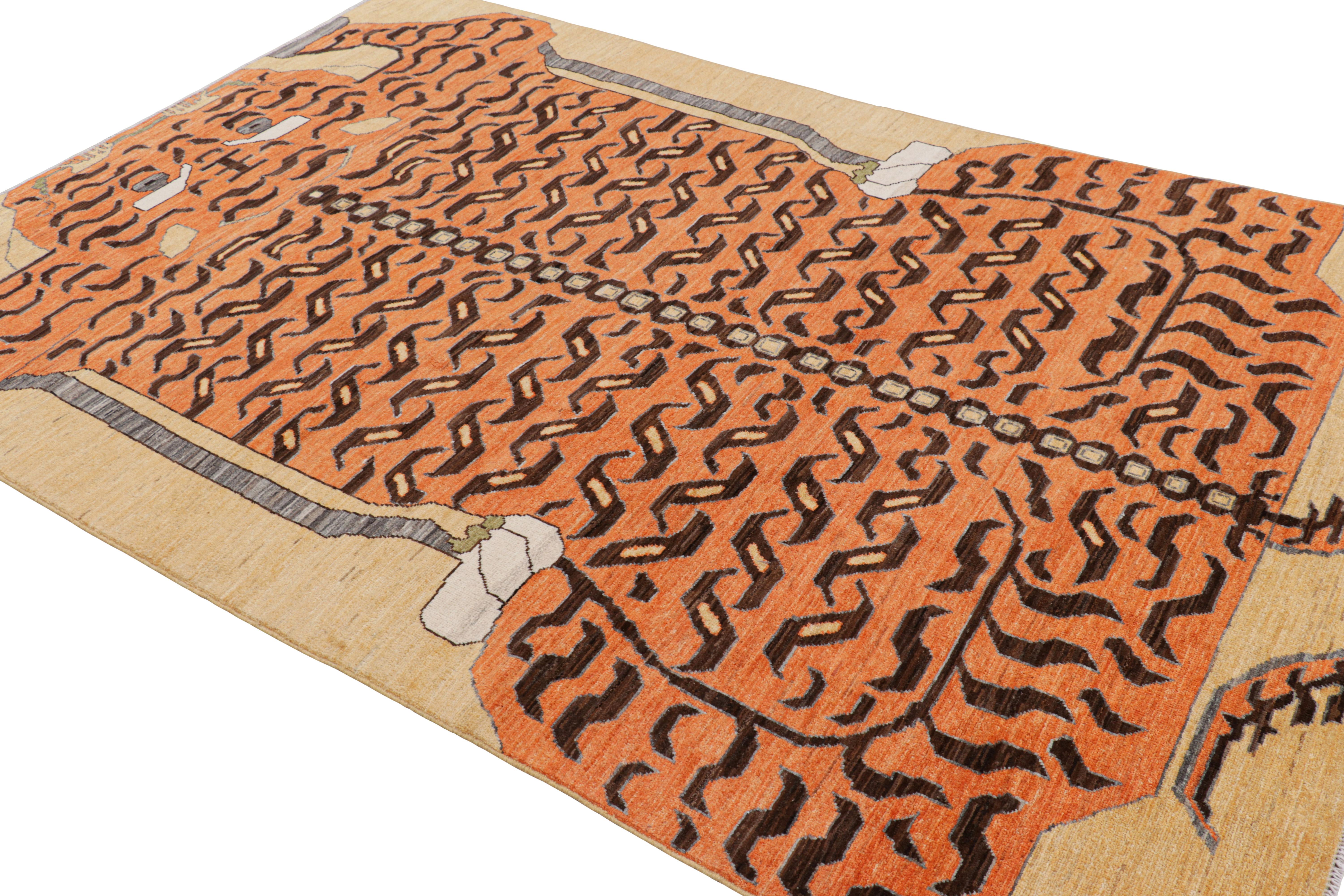 Afghan Rug & Kilim's Contemporary Tiger Rug in Gold with Brown and Orange Pictorial (Tapis tigré contemporain en or avec pictogramme brun et orange) en vente