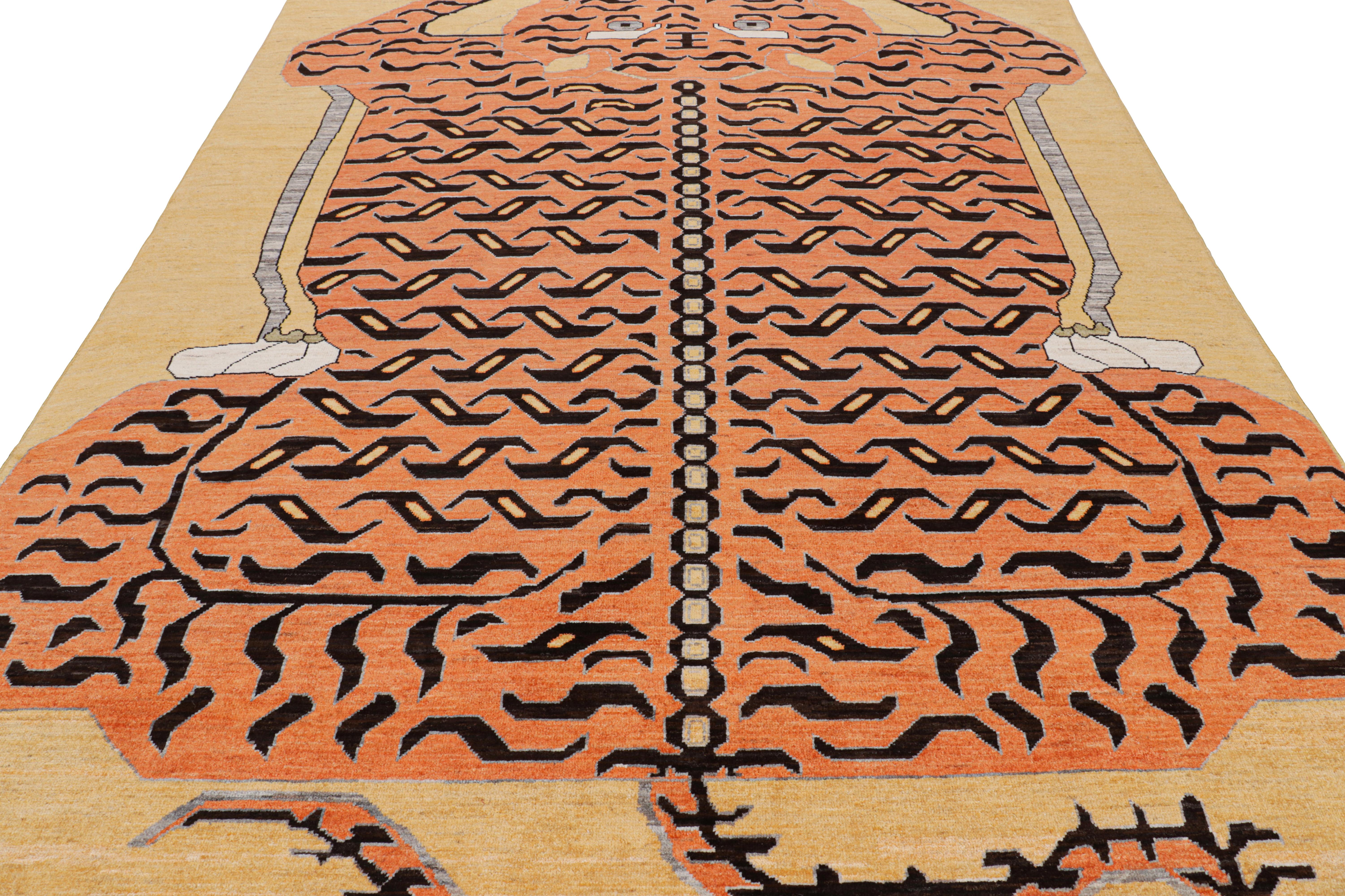 Afghano Rug & Kilim è un tappeto tigrato contemporaneo in oro con immagini marroni e arancioni. in vendita