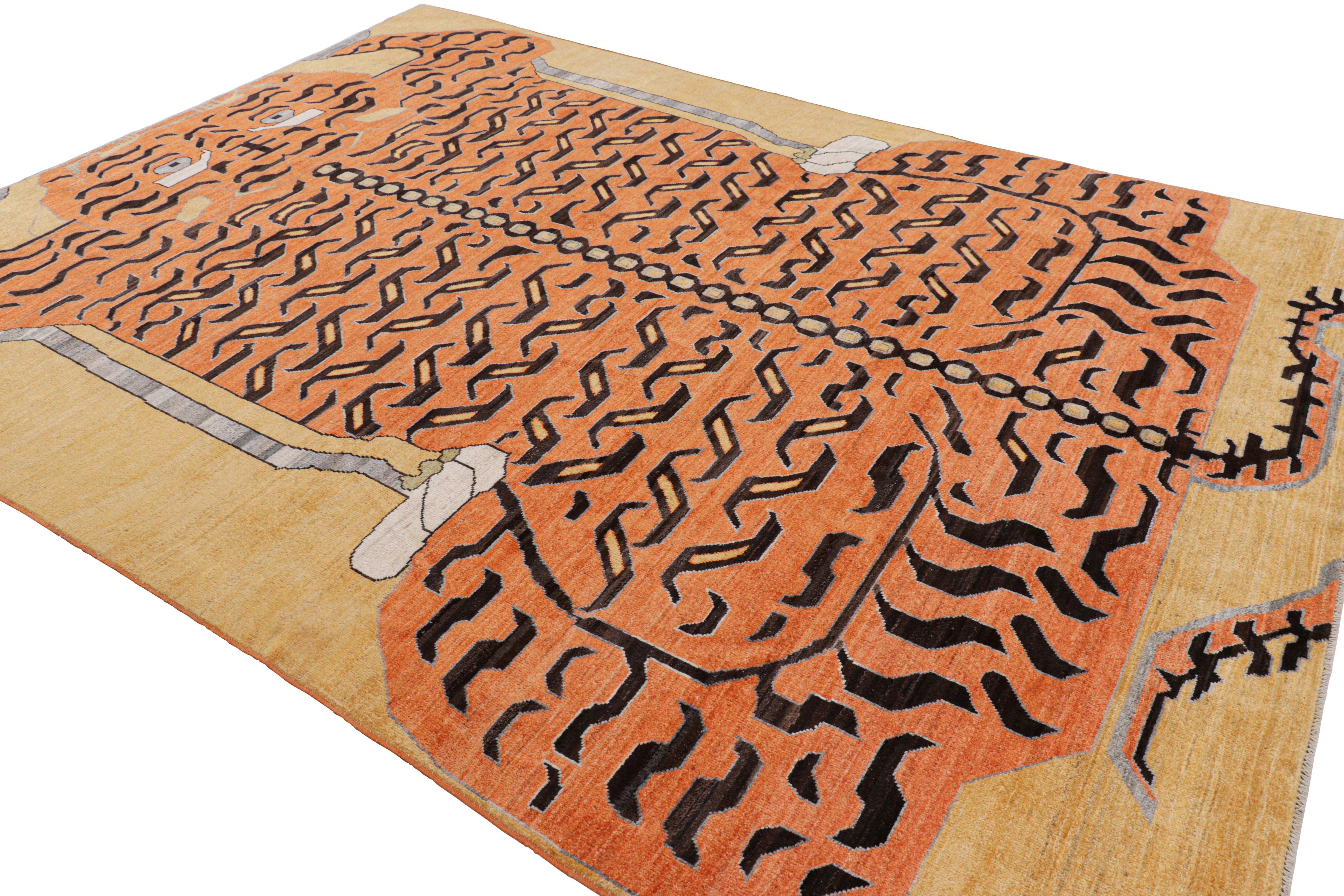 Afghano Rug & Kilim è un tappeto tigrato contemporaneo in oro con immagini marroni e arancioni. in vendita