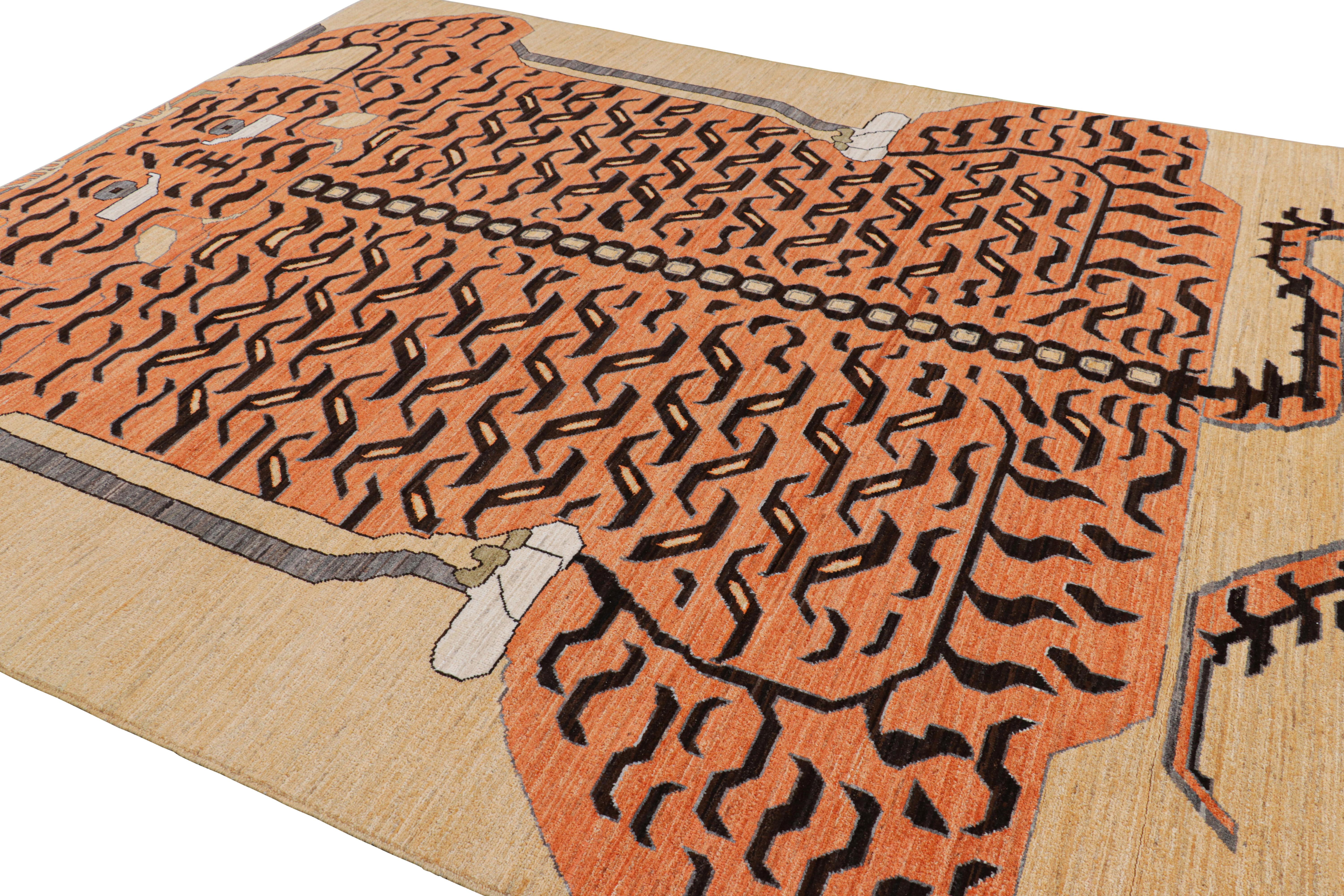 Afghano Rug & Kilim è un tappeto tigrato contemporaneo in oro con immagini marroni e arancioni. in vendita