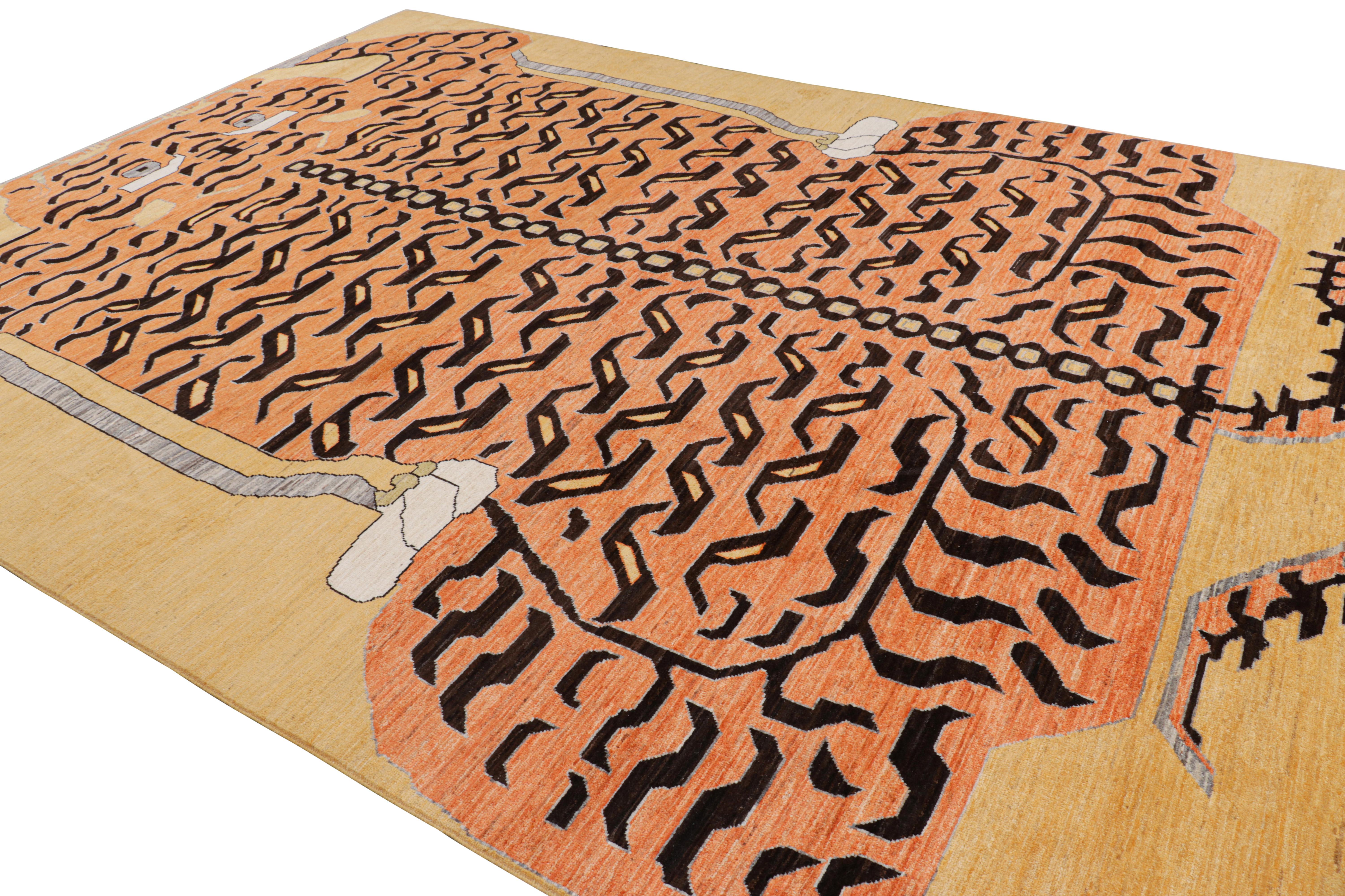 Annodato a mano Rug & Kilim è un tappeto tigrato contemporaneo in oro con immagini marroni e arancioni. in vendita