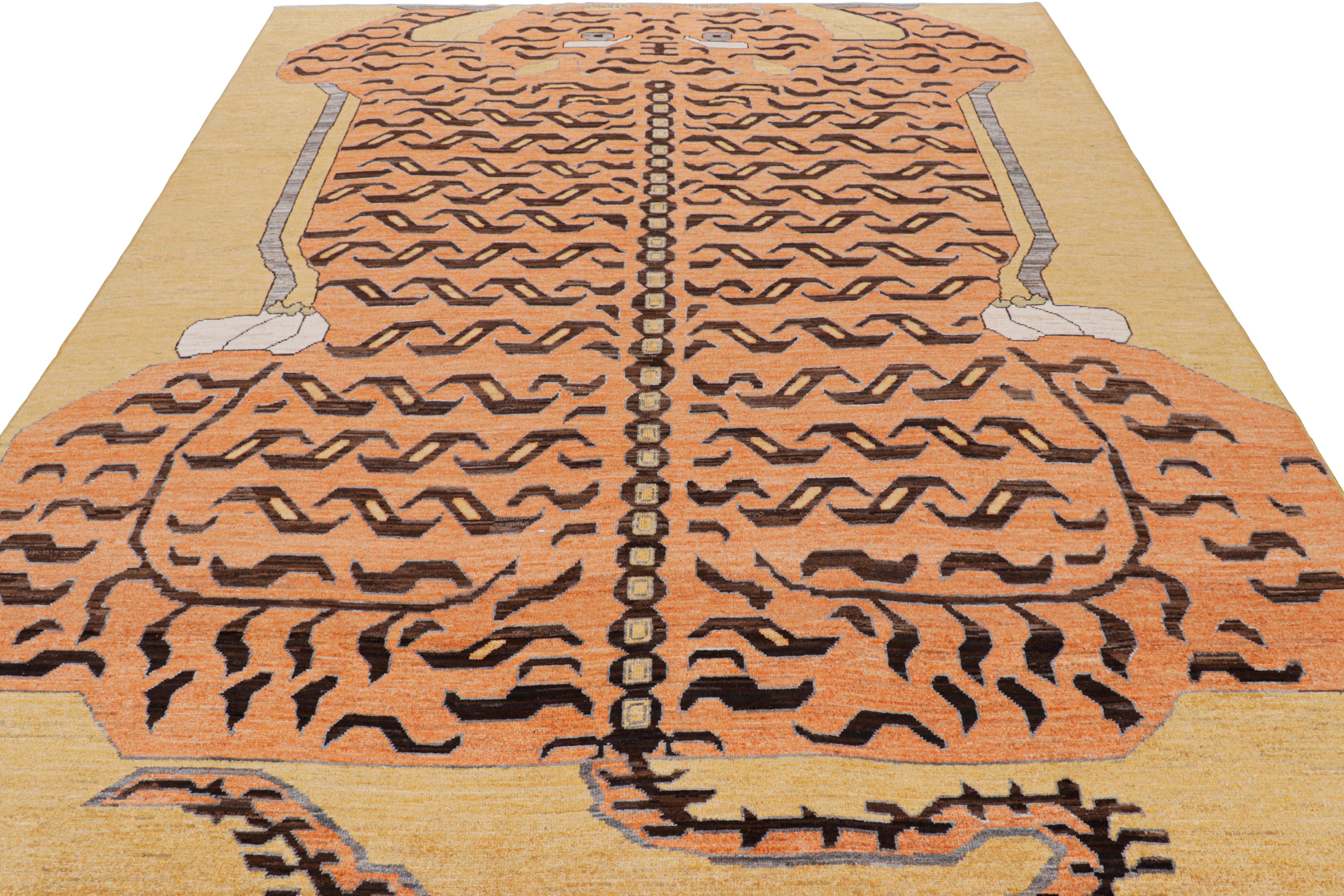 Annodato a mano Rug & Kilim è un tappeto tigrato contemporaneo in oro con immagini marroni e arancioni. in vendita