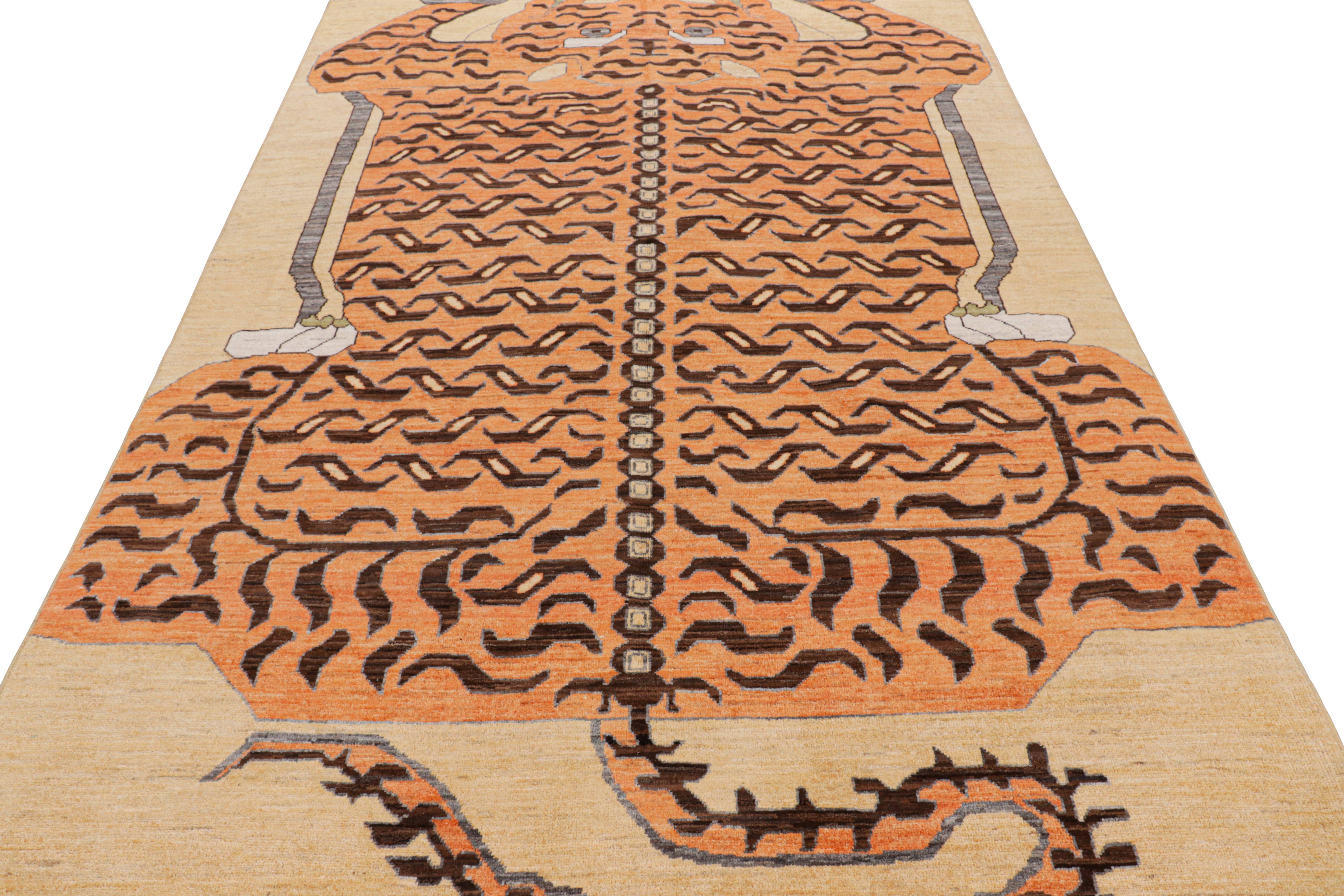 Annodato a mano Rug & Kilim è un tappeto tigrato contemporaneo in oro con immagini marroni e arancioni. in vendita