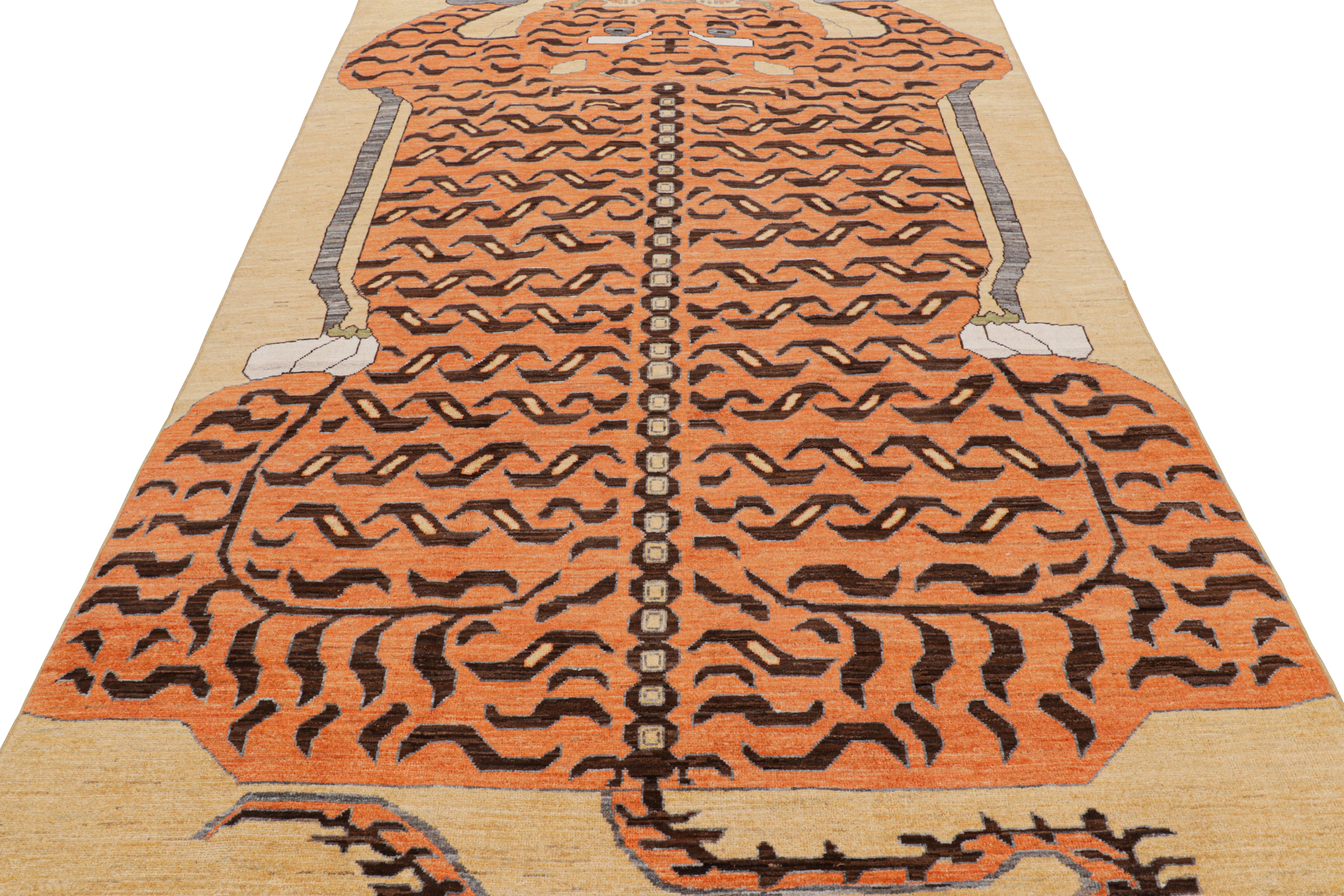 Noué à la main Rug & Kilim's Contemporary Tiger Rug in Gold with Brown and Orange Pictorial (Tapis tigré contemporain en or avec pictogramme brun et orange) en vente