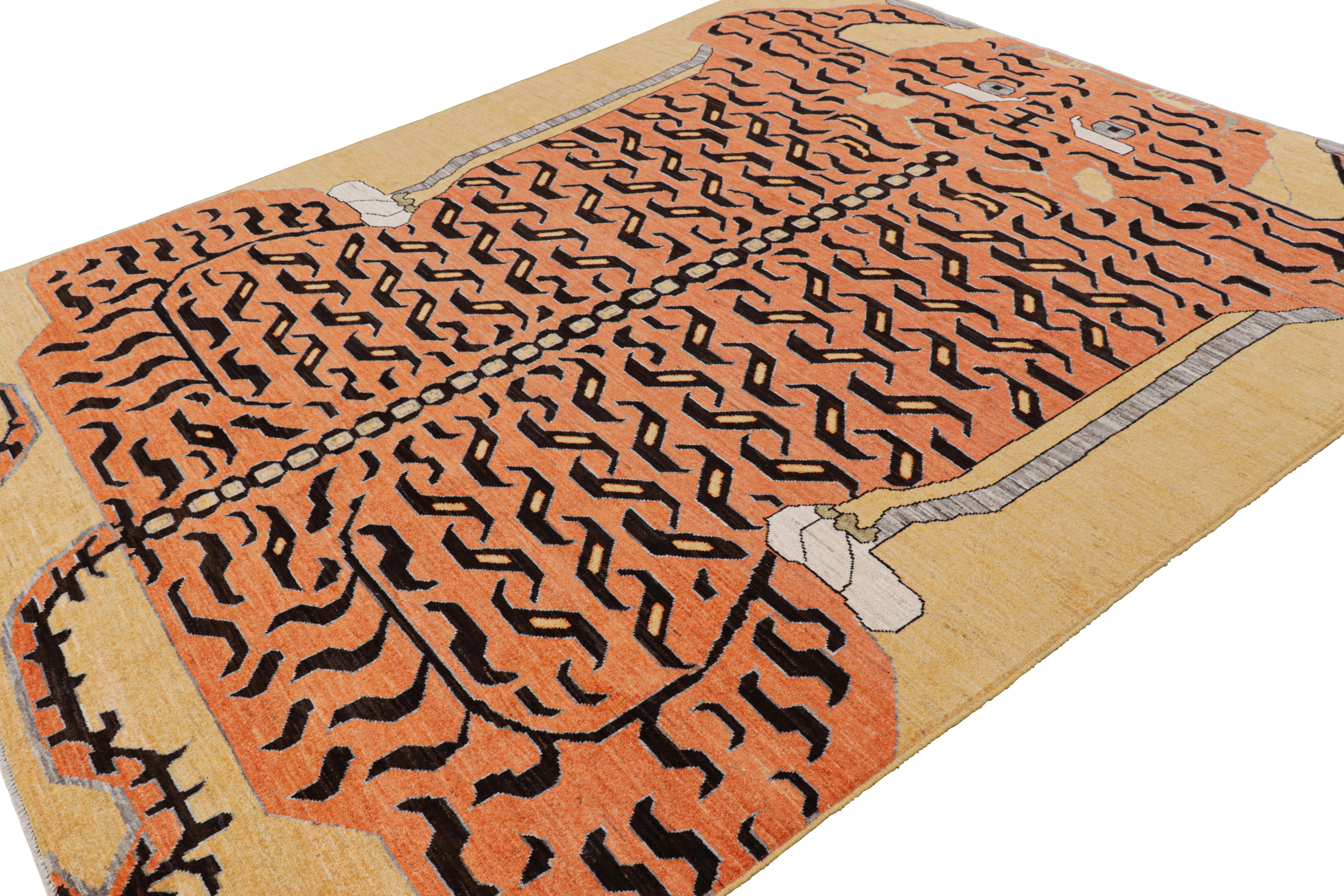 Annodato a mano Rug & Kilim è un tappeto tigrato contemporaneo in oro con immagini marroni e arancioni. in vendita