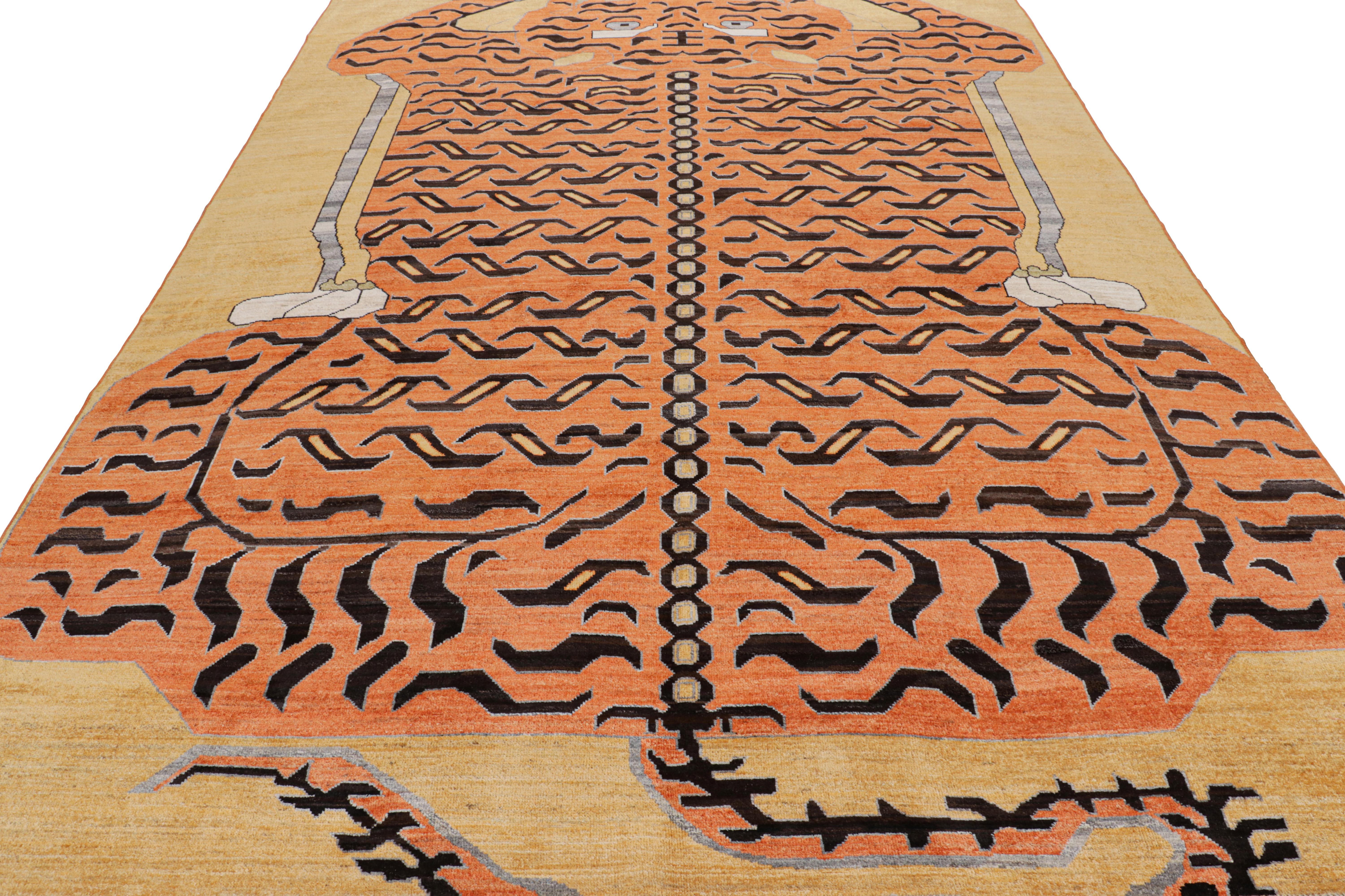 Annodato a mano Rug & Kilim è un tappeto tigrato contemporaneo in oro con immagini marroni e arancioni. in vendita