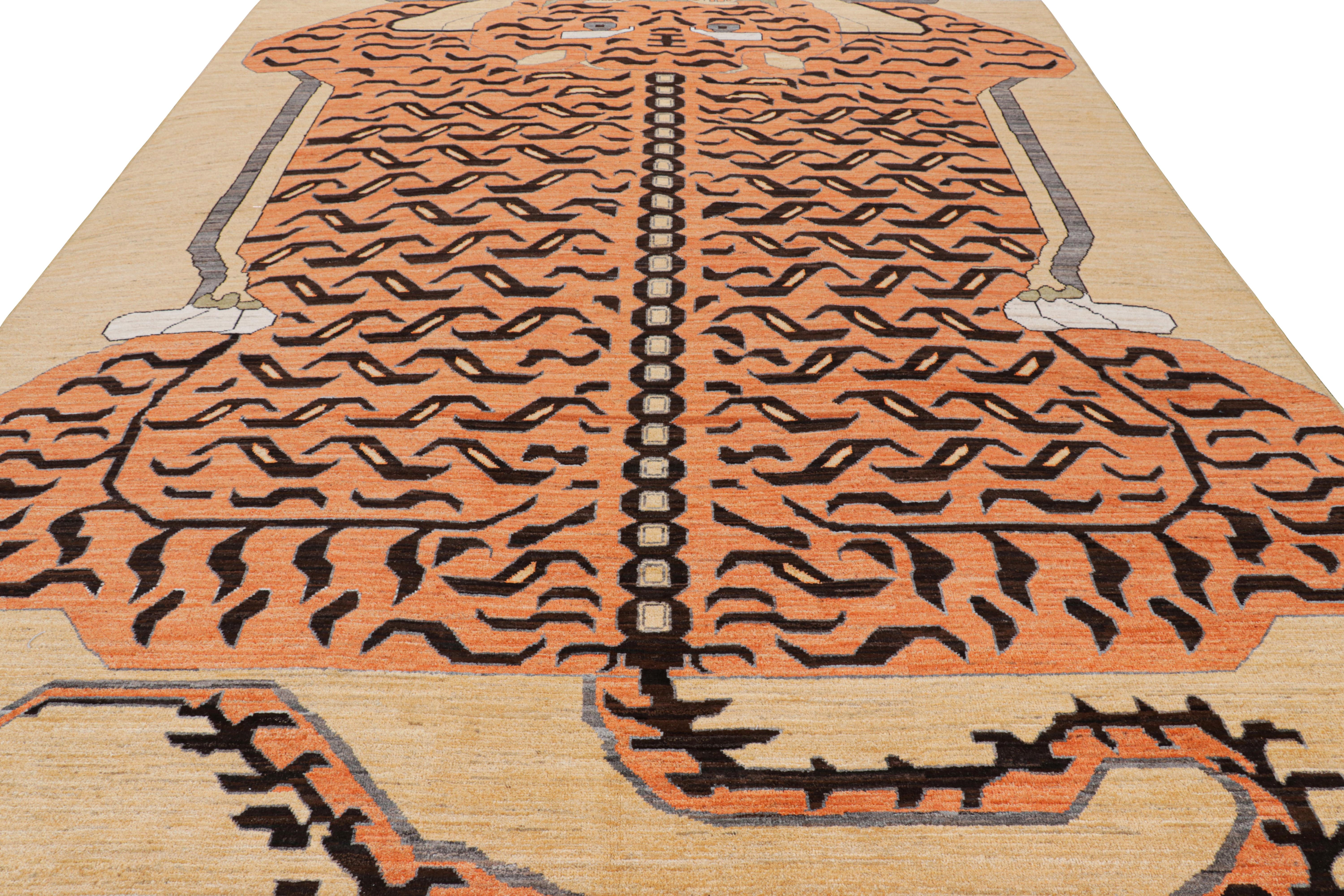 Annodato a mano Rug & Kilim è un tappeto tigrato contemporaneo in oro con immagini marroni e arancioni. in vendita