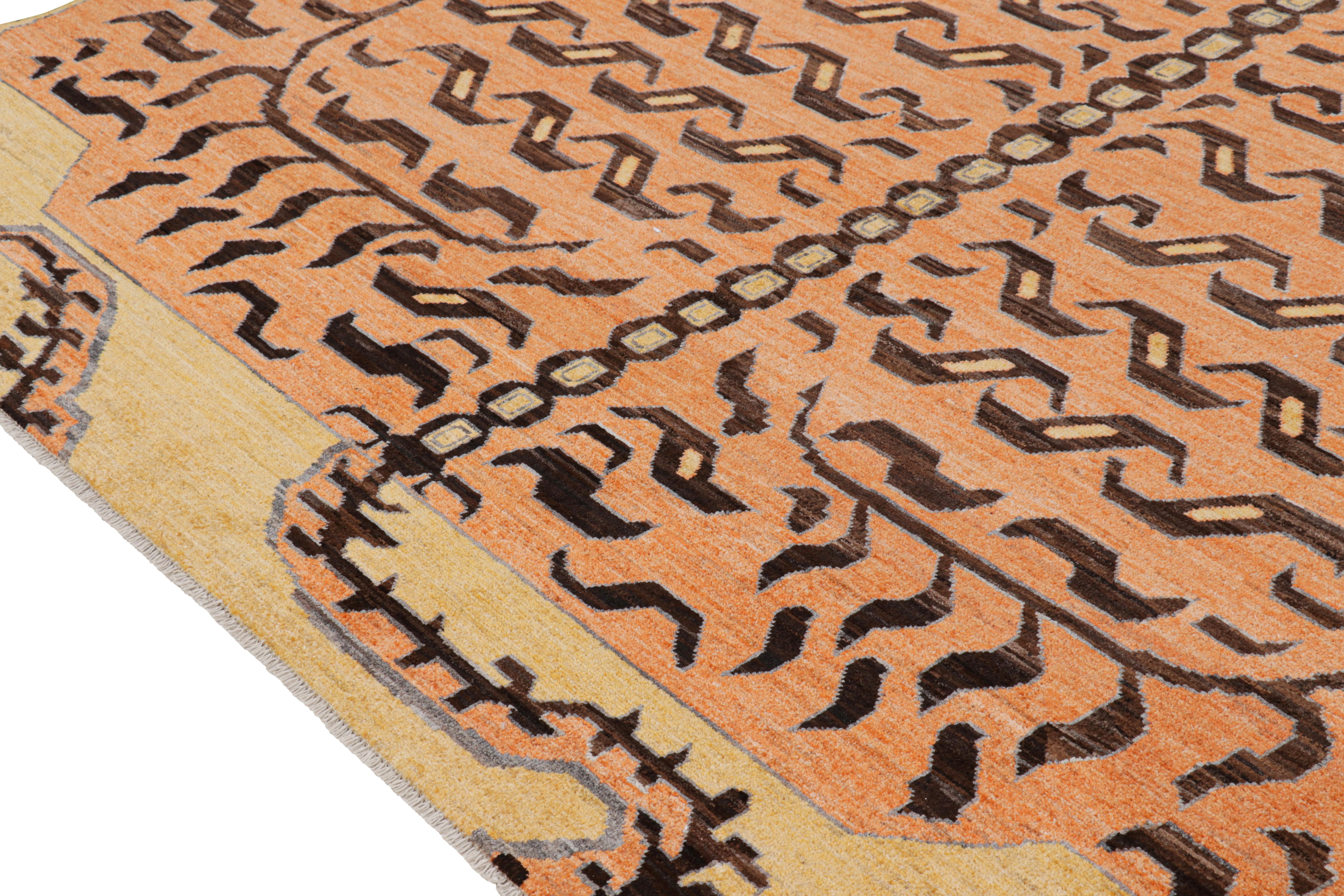 Rug & Kilim è un tappeto tigrato contemporaneo in oro con immagini marroni e arancioni. In condizioni Nuovo in vendita a Long Island City, NY