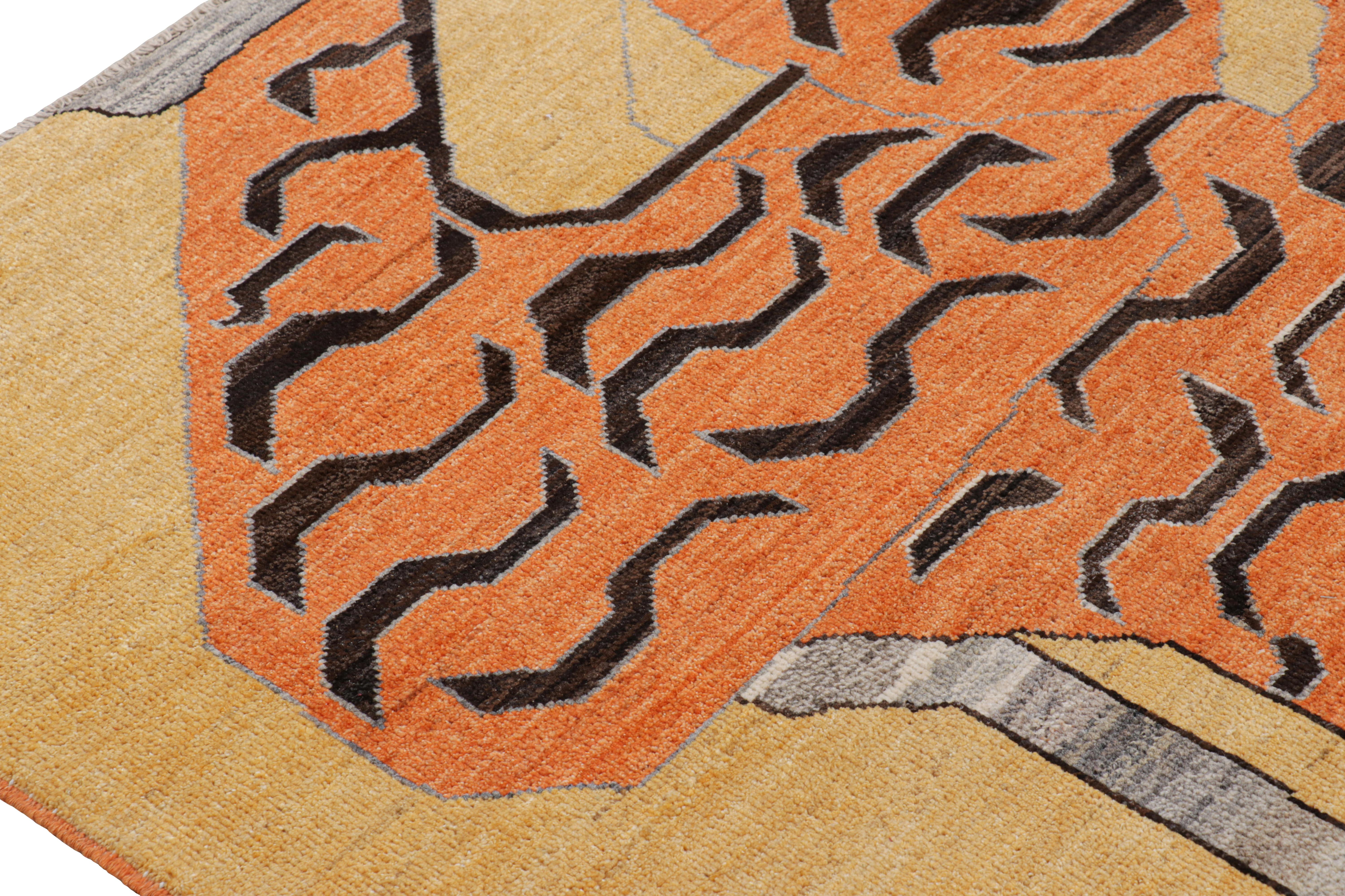 Rug & Kilim è un tappeto tigrato contemporaneo in oro con immagini marroni e arancioni. In condizioni Nuovo in vendita a Long Island City, NY